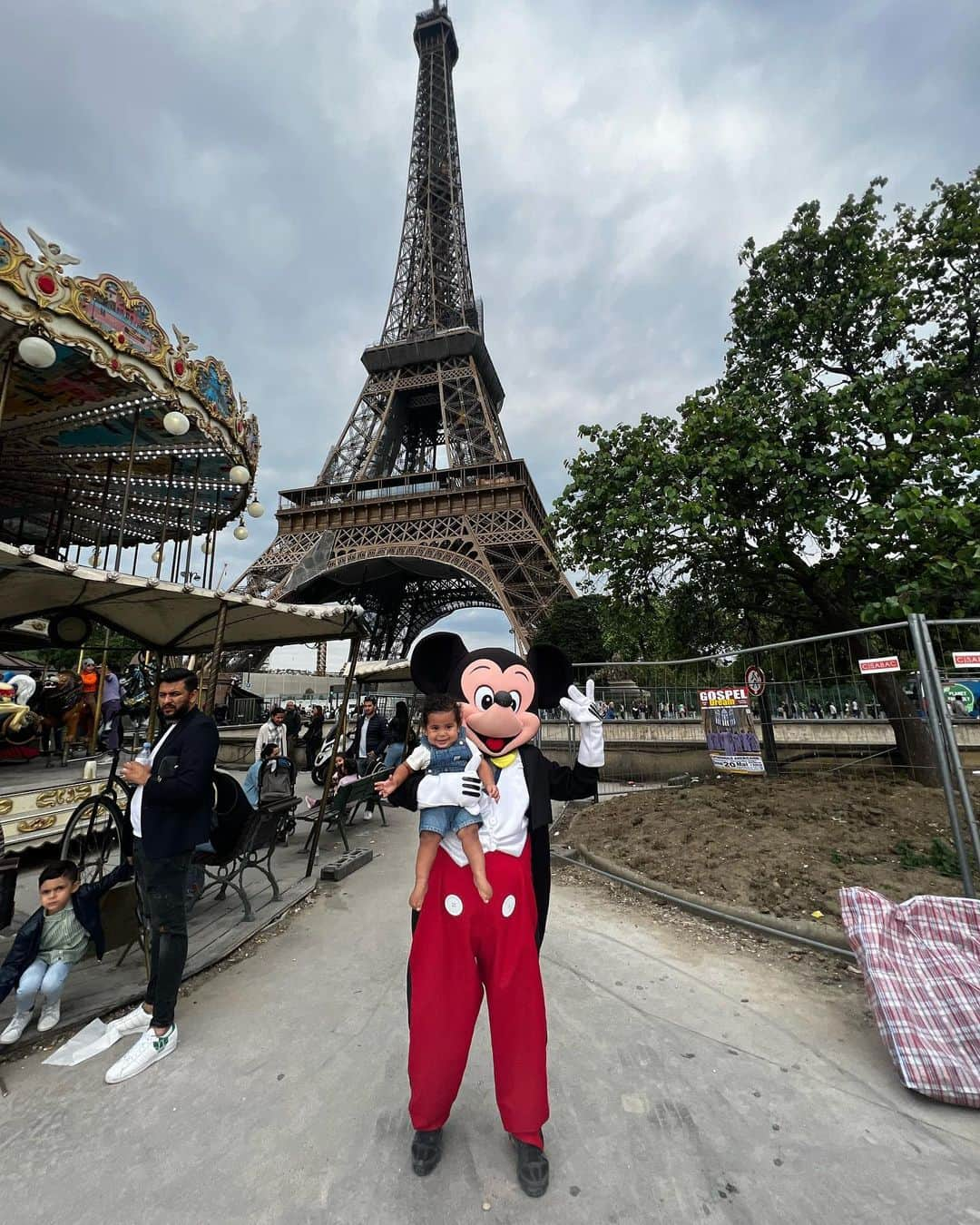 エイドリアン・バイロンさんのインスタグラム写真 - (エイドリアン・バイロンInstagram)「Postcards from Paris 🇫🇷 Taking our son to the most magical place… meant so much to us! Check out how it stared vs. How it’s going… our wedding pics in front of the Eiffel Tower Carousel & now with our baby boy @everjames! He loved it ❤️ Then we took him to our wedding venue @plaza_athenee - the room where we vowed our love to each other & where we partied the night away! Forever grateful! #HappilyEverHoughton (our wedding hashtag is literally his name lol)」5月31日 0時54分 - adriennebailon