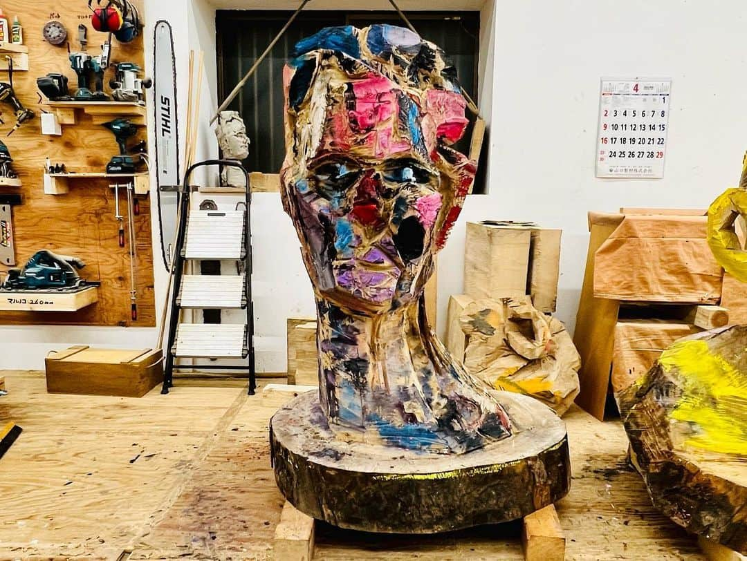 井田幸昌のインスタグラム：「Wednesday Mood. In the studio of woodcarving. A masterpiece was blasted into existence. Others are still on the progress.  傑作が爆誕したナウ。」