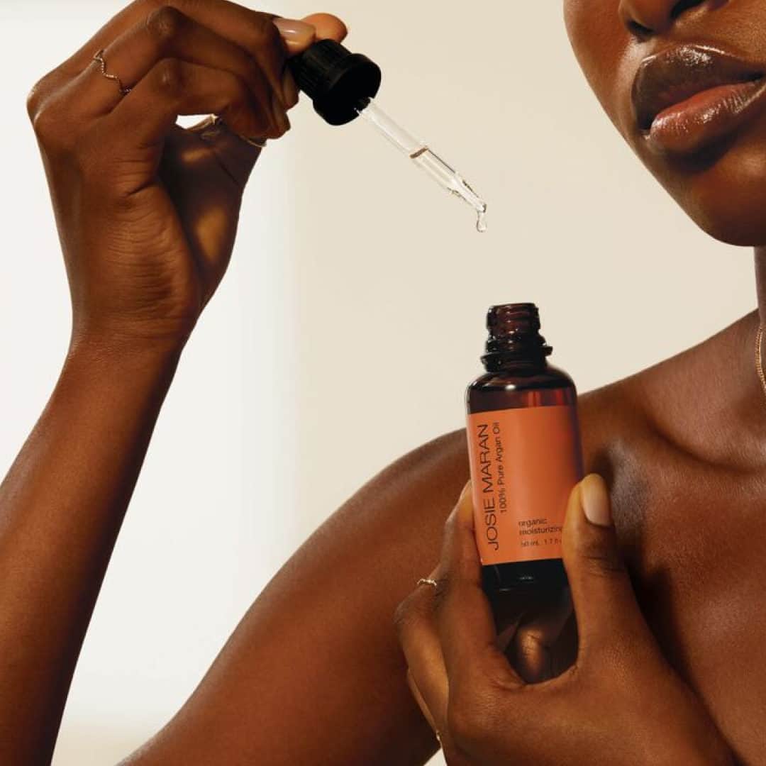 ジョジー・マランのインスタグラム：「Skincare for everywhere. Literally. 100% Pure Argan Oil is the ultimate multi-tasker when you need to: ✔️Hydrate ✔️ Nourish ✔️ Soothe ✔️ Glow ✔️ Treat  ✔️ Firm …the list goes on!」