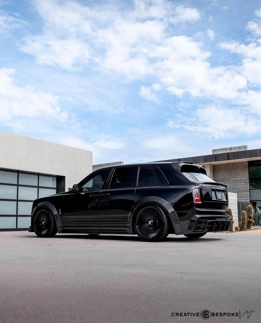 CARLiFESTYLEさんのインスタグラム写真 - (CARLiFESTYLEInstagram)「Beefy Rolls Royce Cullinan for sale by @creativebespoke  built by @cb_autosalon #cullinan #rollsroyce」5月31日 0時55分 - carlifestyle