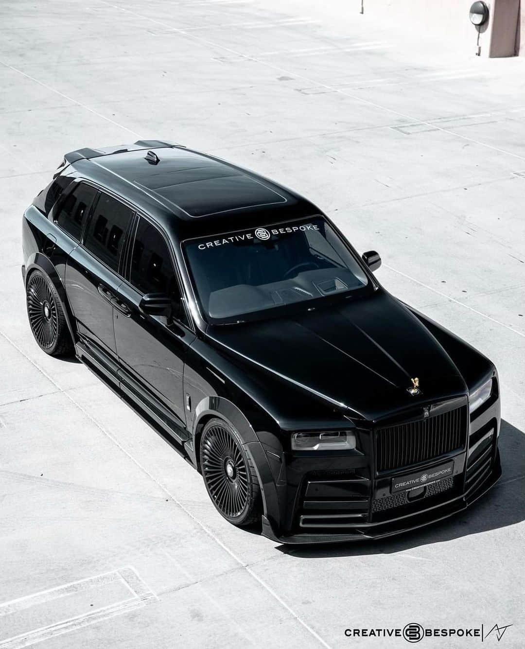 CARLiFESTYLEさんのインスタグラム写真 - (CARLiFESTYLEInstagram)「Beefy Rolls Royce Cullinan for sale by @creativebespoke  built by @cb_autosalon #cullinan #rollsroyce」5月31日 0時55分 - carlifestyle