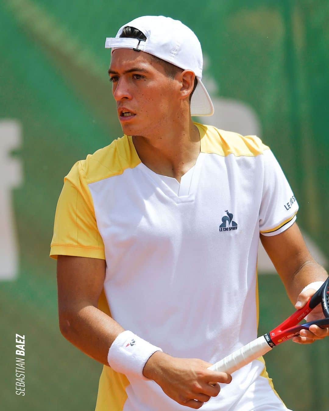 ルコックスポルティフのインスタグラム：「Au tour de @sebastianbaez1 de briller ce soir ✨💫 Équipé de notre nouvelle collection Terre Battue évidemment 😌  Dispo sur le site.   #tennis #sport」