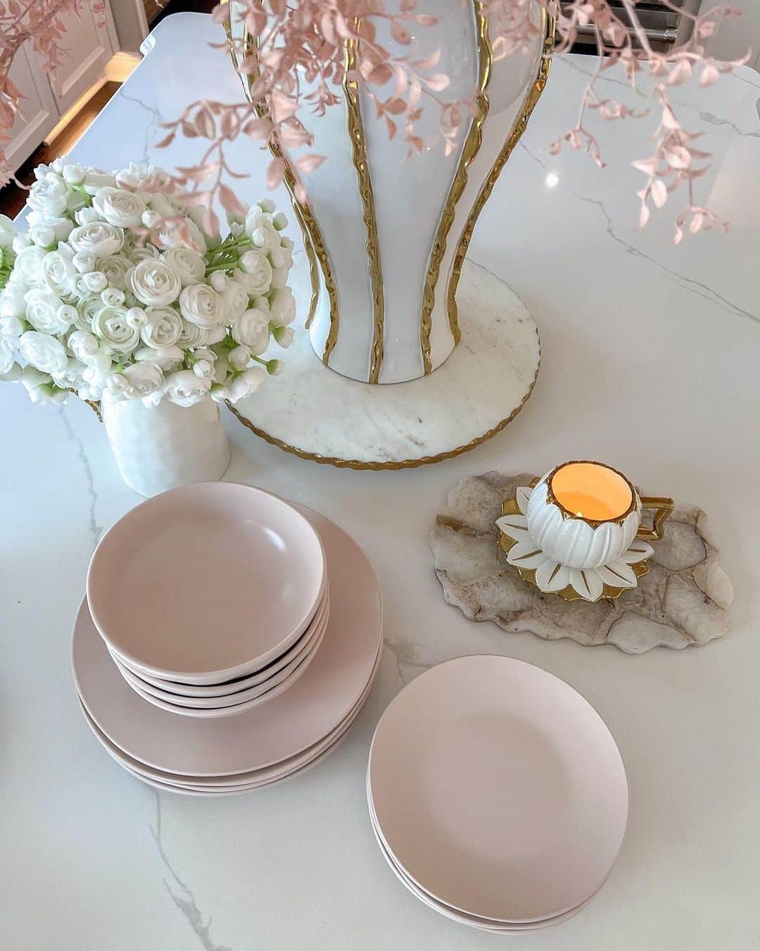 のインスタグラム：「Host with a beautiful array of dinnerware must-haves! Dinner sets, serveware, glassware and more are a click away at inspiremehomedecor.com link in bio! Tap the photos to get the look」