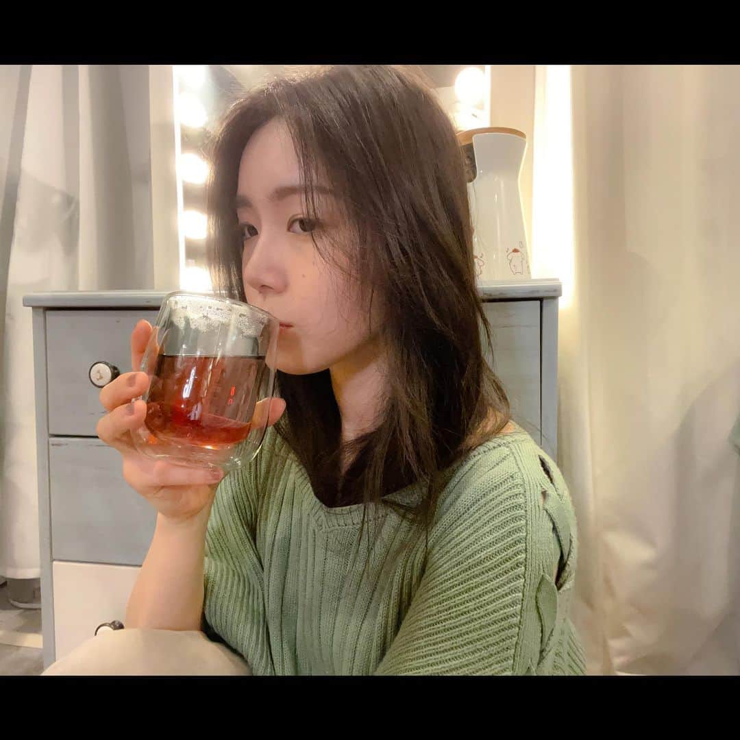 葉山柚子さんのインスタグラム写真 - (葉山柚子Instagram)「#髪の毛 #切りたくなりました #ミディアムショートヘア #おしゃれな紅茶をどうぞ #アップルローズ です　#今日もお疲れ様でした #🍎😊」5月31日 0時59分 - hayama_yuko