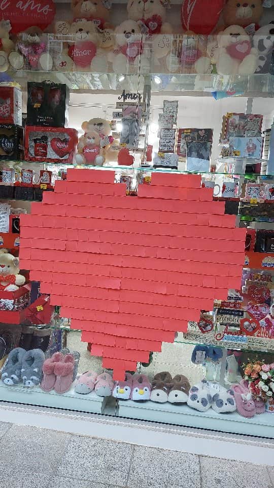 Post-it Brasilのインスタグラム：「Coração com as notas super adesivas da Post-it®. Vem ver o passo a passo desse mural lindo pra você deixar um recadinho para o seu amor.❤️  #comercialpapelaria #inlove #diadosnamorados #papelaria #postitbrasil #recadinhos」