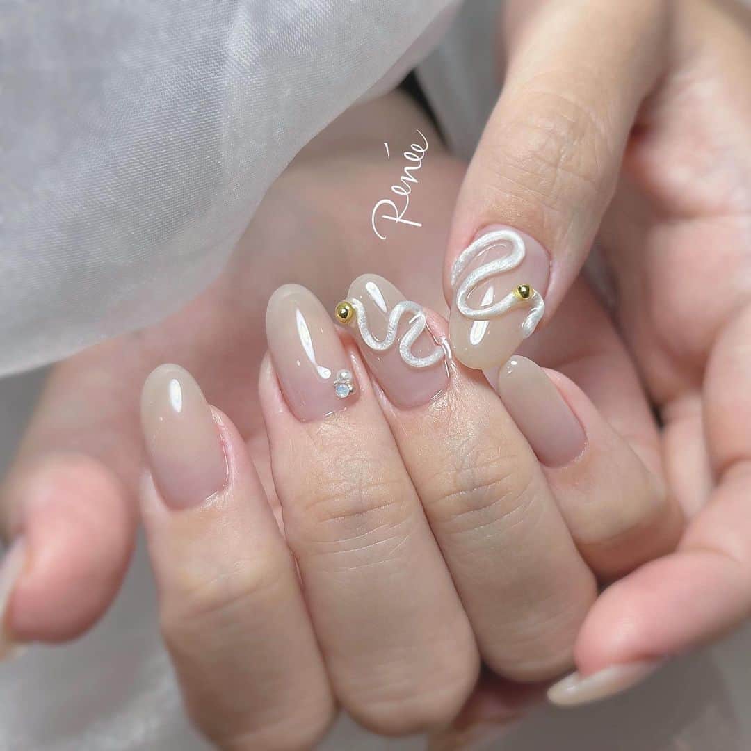 のインスタグラム：「@renee_maiokmt.1030  うねうね🪄  @dnagel_spacenail  JERRY Gel OP01 使用してます✨  Renée公式LINE ───────  【@bos7903t】←※@から入力🔍  メニューに迷った方やご相談は LINEにて受け付けております。  リピート率95% TV.メディア出演 スタッフ全員資格保持者 カラー300種類以上 パーツ1000種類以上 雑誌掲載デザイン多数  ▫︎ Renée 梅田店 2023年1月18日(水) 📢拡張リニューアルオープン！📢  【open-cloes】10:00-20:00 【定休日】不定休 【add】530-0027 大阪府大阪市北区堂山町1-2 R&Eビル3階  ▶︎▶︎▶︎初回クーポンご利用頂けます ￣￣￣￣￣￣￣￣￣￣￣￣￣￣￣￣ ご予約はプロフィールTOPのリンク内 URLをご利用下さい。  #nail#nails#gelnails#nailart#ネイル#ジェルネイル#美甲#네일#젤네일#nailsalonrenee#ネイルサロンレネ #大阪ネイルサロン#梅田ネイルサロン#ビジューネイル#おしゃれネイル#お洒落ネイル#シンプルネイル#きれいめネイル#大人ネイル#上品ネイル#ナチュラルネイル#ヌーディネイル#ちゅるんネイル #粘土ジェル #ぷくぷくネイル #うねうねネイル #シンプルネイル #パールネイル #アクセサリーネイル #ベージュネイル #ピンクベージュネイル」