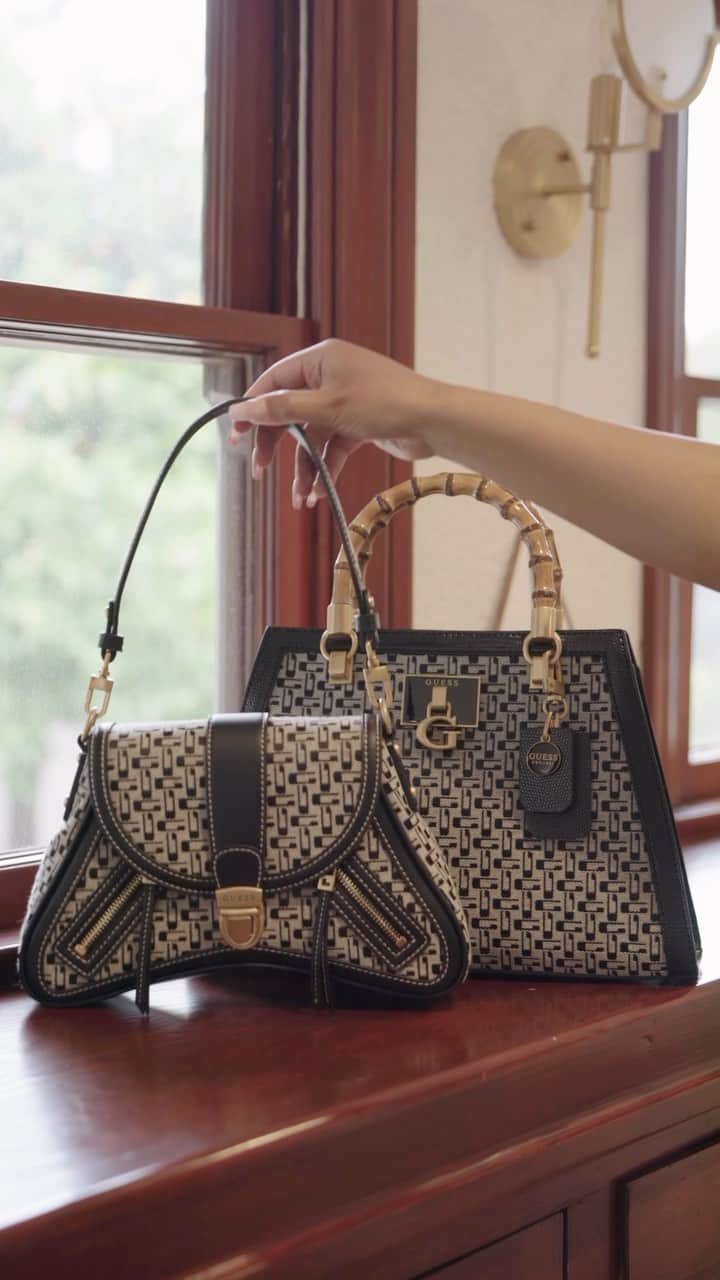 ゲスのインスタグラム：「New bags with a vintage feel 🖤 #GUESSHandbags」