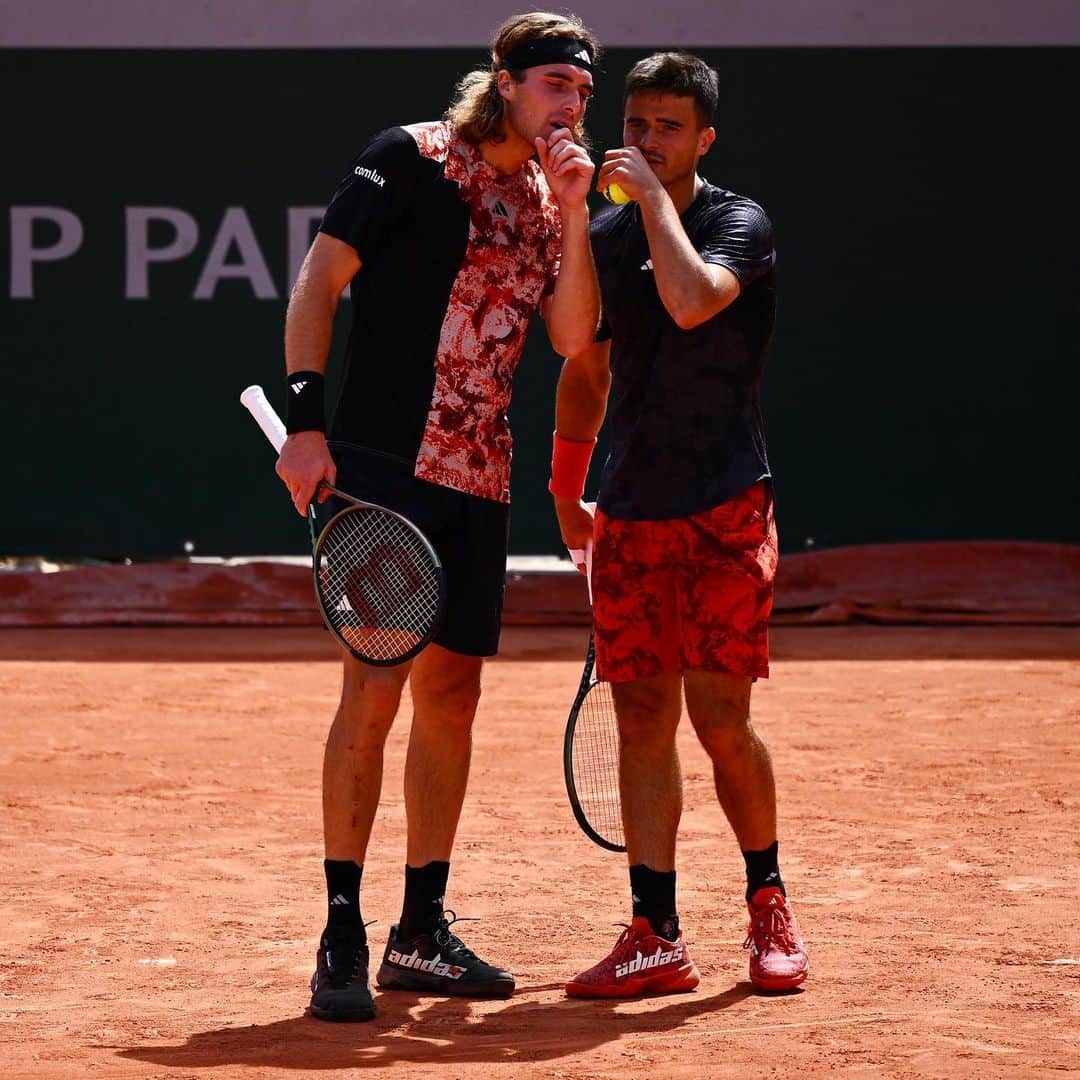 ステファノス・シチパスのインスタグラム：「Two brothers. One dream. And a whole lot of style at @rolandgarros! 🧱🦁🦁」