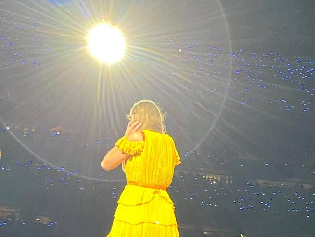 ドリュー・バリモアさんのインスタグラム写真 - (ドリュー・バリモアInstagram)「@taylorswift I cried so hard when you sang welcome to NEW YORK. I moved here not knowing where my life was going. And I actually found myself so happy in this chapter. I also cried watching my daughters and cousin Sadie watch and love and sing to someone so admirable. YOU. I LOVE YOU TAYLOR SWIFT!!!!!!!! You are the role model all of us girls and women need. Thank you for one of the best nights of our lives. We are so lucky to have seen your show. Your oh so giving 3 hour show. Ps we listen to you on vinyl every morning to get ready for our day. You transcend. And make life beautiful. Everyone passing beaded bracelets around. Witnessing the good.」5月31日 1時03分 - drewbarrymore