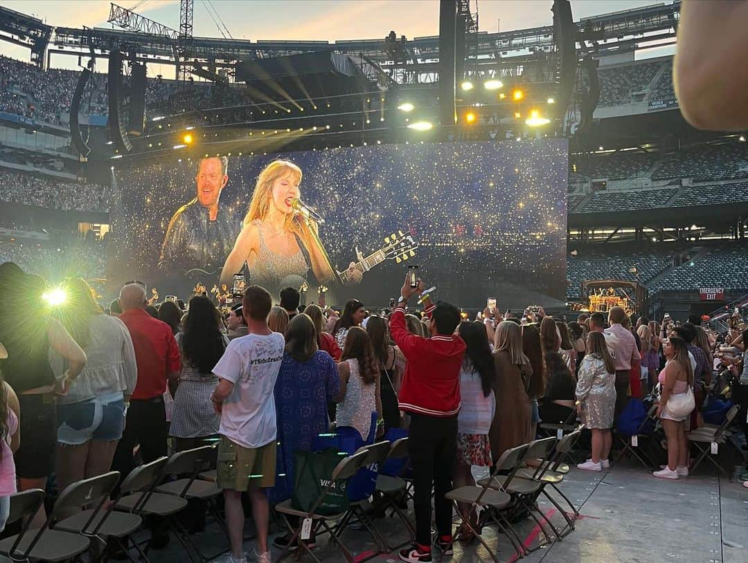 ドリュー・バリモアさんのインスタグラム写真 - (ドリュー・バリモアInstagram)「@taylorswift I cried so hard when you sang welcome to NEW YORK. I moved here not knowing where my life was going. And I actually found myself so happy in this chapter. I also cried watching my daughters and cousin Sadie watch and love and sing to someone so admirable. YOU. I LOVE YOU TAYLOR SWIFT!!!!!!!! You are the role model all of us girls and women need. Thank you for one of the best nights of our lives. We are so lucky to have seen your show. Your oh so giving 3 hour show. Ps we listen to you on vinyl every morning to get ready for our day. You transcend. And make life beautiful. Everyone passing beaded bracelets around. Witnessing the good.」5月31日 1時03分 - drewbarrymore