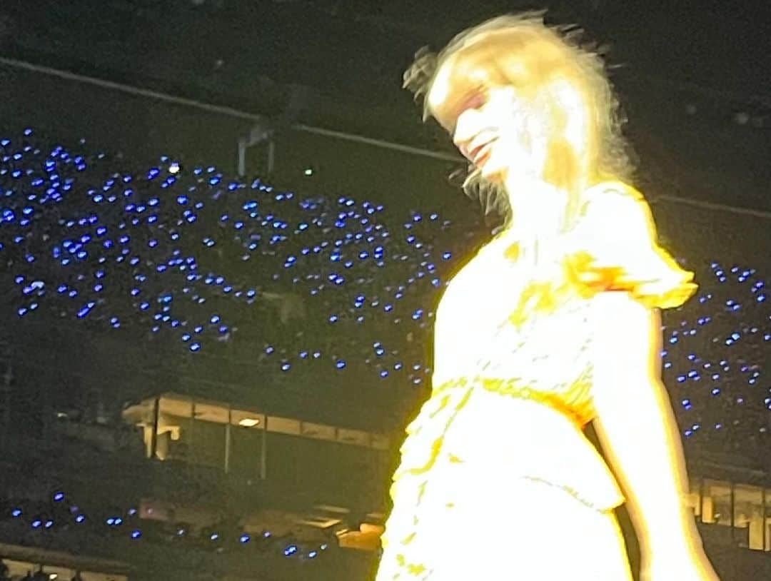 ドリュー・バリモアのインスタグラム：「@taylorswift I cried so hard when you sang welcome to NEW YORK. I moved here not knowing where my life was going. And I actually found myself so happy in this chapter. I also cried watching my daughters and cousin Sadie watch and love and sing to someone so admirable. YOU. I LOVE YOU TAYLOR SWIFT!!!!!!!! You are the role model all of us girls and women need. Thank you for one of the best nights of our lives. We are so lucky to have seen your show. Your oh so giving 3 hour show. Ps we listen to you on vinyl every morning to get ready for our day. You transcend. And make life beautiful. Everyone passing beaded bracelets around. Witnessing the good.」