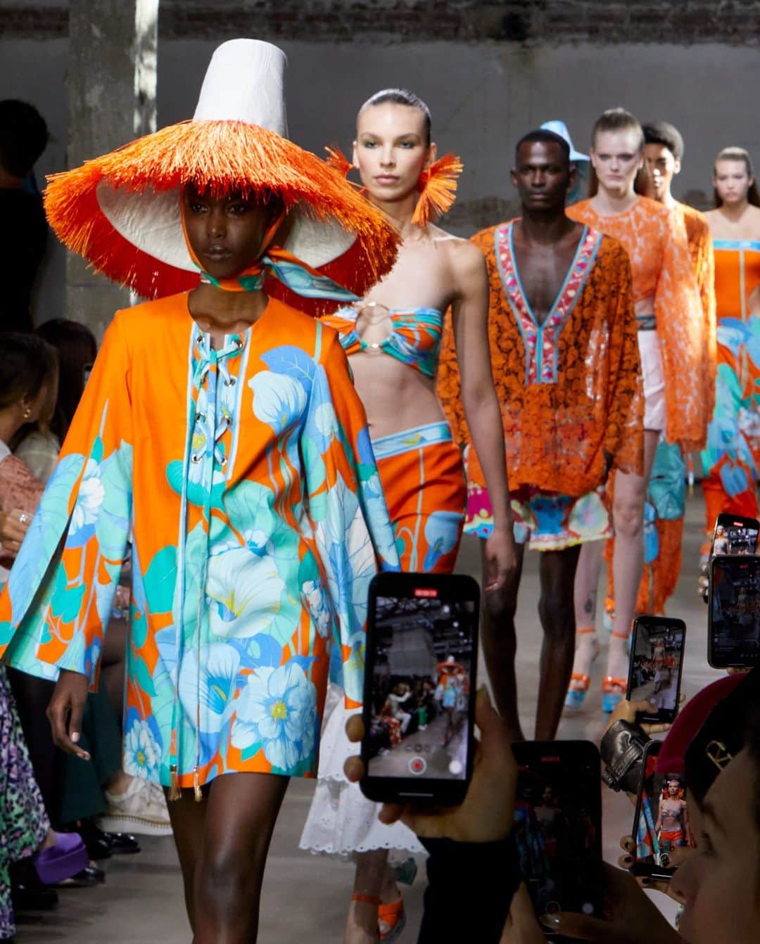 のインスタグラム：「Final du show coloré, baigné du soleil de l’été 23 ** Final of the colorful show, bathed in the sunny summer 23  #LeonardParisSS23 #LeonardFashionShow  #SpringSummer23 #SS23 #ParisFashionWeek #PFW」