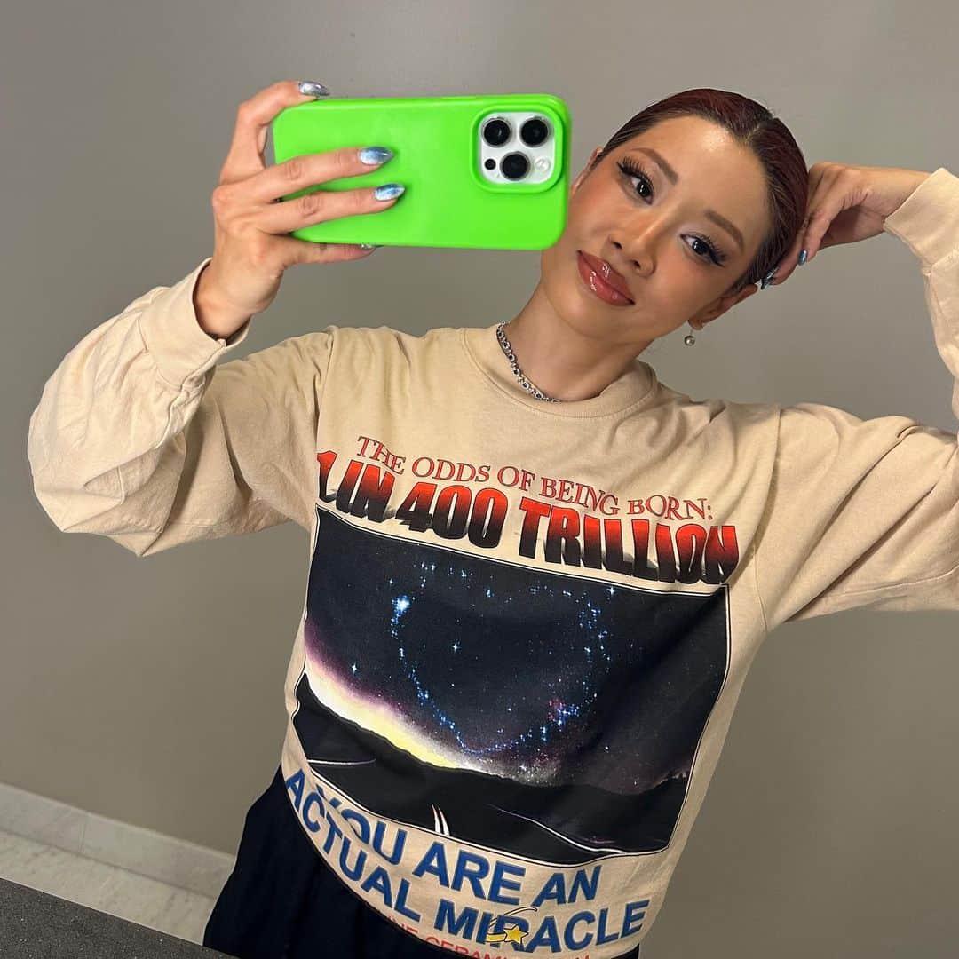 YOONのインスタグラム：「I 𝐞𝐧𝐝𝐨𝐫𝐬𝐞 this message 🍄✨🪐🌙🫶🏽🖤 Off to Swoosh campus 💫✔️」
