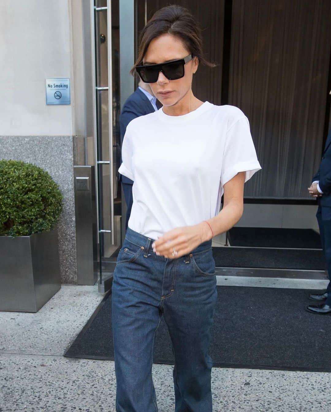 Blonde Saladさんのインスタグラム写真 - (Blonde SaladInstagram)「What could be cooler than a white t-shirt when the warm season arrives. Be careful though, you have to match it in style. With black cargo pants like Bella, keep it classy like Kaia Gerber, total white like Jennifer Lawrence, with contrasting accessories like Chiara Ferragni and Sienna Miller. But always a perfect match with a timeless denim 🤍  📸 Getty Images   #whitetshirt #celebstyle #ChiaraFerragni #BellaHadid #KaiaGerber #TheBlondeSalad」5月31日 1時13分 - theblondesalad