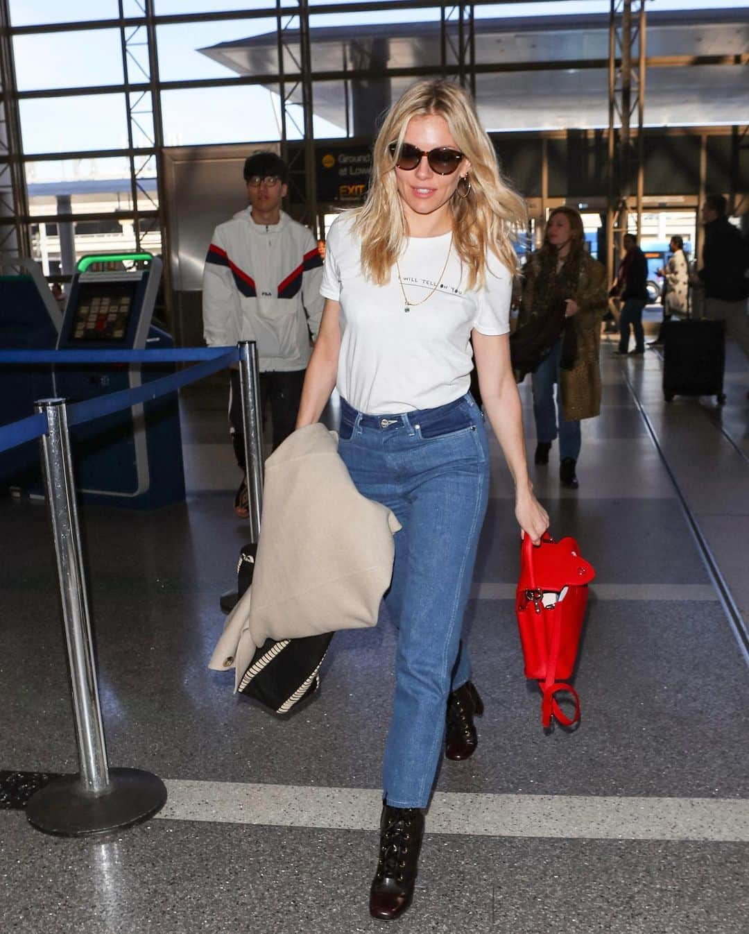 Blonde Saladさんのインスタグラム写真 - (Blonde SaladInstagram)「What could be cooler than a white t-shirt when the warm season arrives. Be careful though, you have to match it in style. With black cargo pants like Bella, keep it classy like Kaia Gerber, total white like Jennifer Lawrence, with contrasting accessories like Chiara Ferragni and Sienna Miller. But always a perfect match with a timeless denim 🤍  📸 Getty Images   #whitetshirt #celebstyle #ChiaraFerragni #BellaHadid #KaiaGerber #TheBlondeSalad」5月31日 1時13分 - theblondesalad