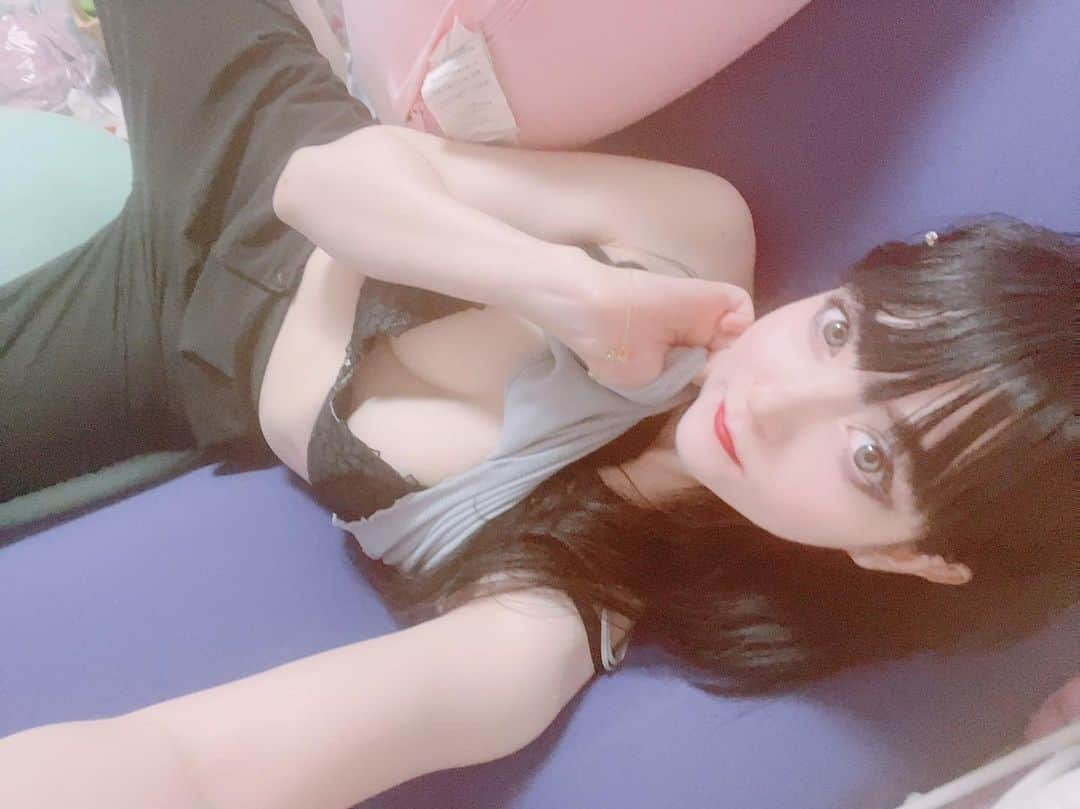 ビーナス・アンジェリックのインスタグラム：「EXCITING NEWS! 1) I’m crazy 2) I’m working on project all night all day without sleep, look forward! 3) YALL GONNA HAVE A TREAT ❤️ 5) Wearing trousers in a while. Feels like the first time. Very cool. P.S: I like my boobs a lot. Get a nice bra and lift your shirt up and say “Yes, just like Venus, I too like my boobs!”」