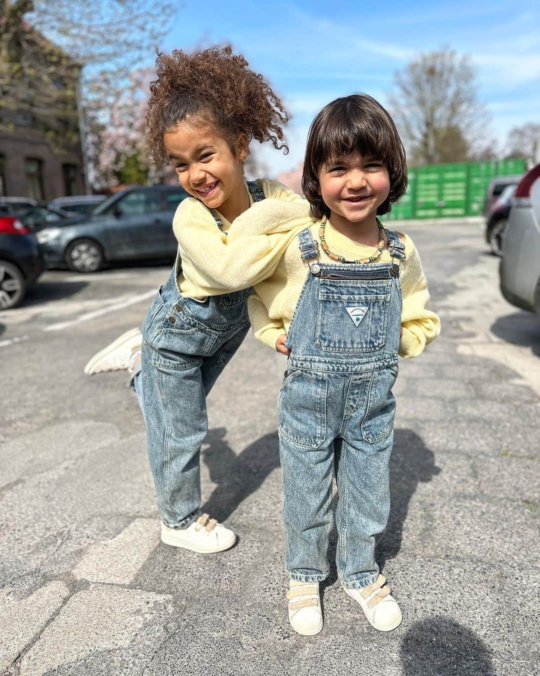 アメリカンビンテージのインスタグラム：「Fashion alert: in spring we're showing off our denim dungarees! Wear it with a long or short sleeve colored shirt and you're done ☺️  📸  @family_boulanger2   #americanvintage #amvkids #denim #justforcoolkids」