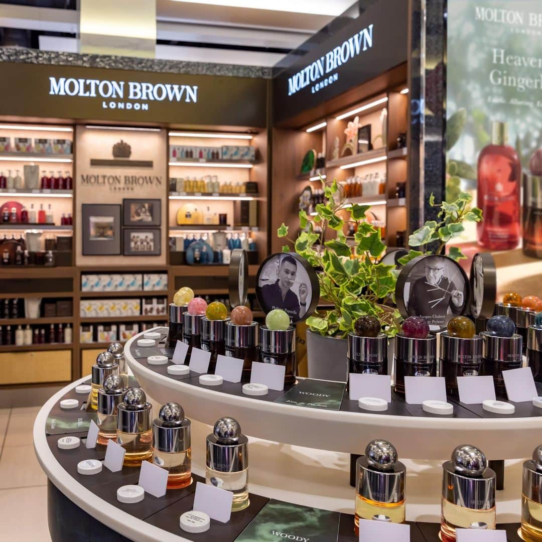 モルトンブラウンのインスタグラム：「Jet-setting this half term holiday? ✈️ Don’t forget to check in to our beautifully transformed Heathrow T5 store on your way. Inspired by the original botanical setting of our 1970s salon, this is your pre-getaway oasis of scented calm. What’s waiting for you…   The Virtual Fragrance Experience: we’ll bring to life those particular scent notes that you’re curious to know more about.  The Fragrance Discovery Playground: hand pick your perfect holiday signature fragrance by trying out our Eaux de Parfum and Toilette collections.   Destination: your new feel-good summer scent.」