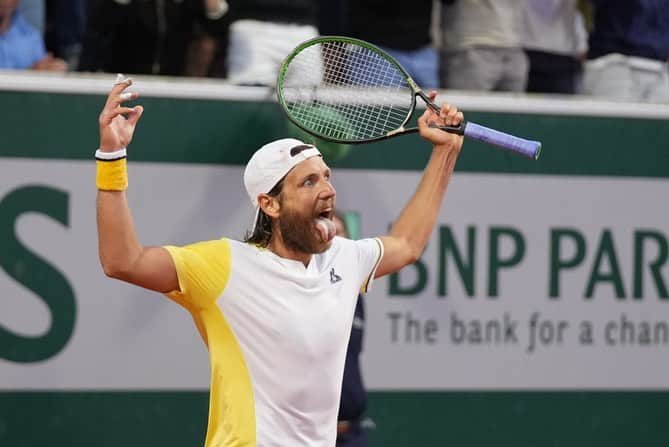 リュカ・プイユのインスタグラム：「Tellement hâte de vous retrouver sur le Suzanne-Lenglen 💯👊🏻🔥 On va tout donner pour aller chercher la victoire ensemble 💯 à demain 😘 📸©️ Cedric Lecocq / FFT」