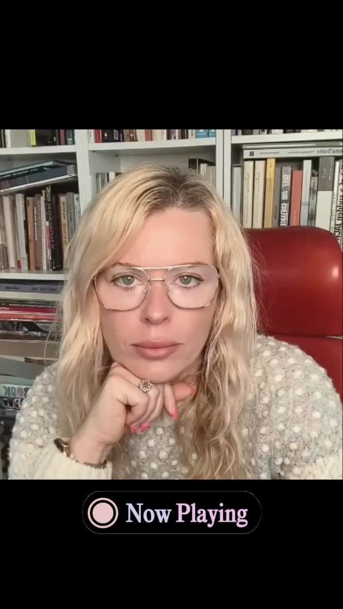 アマンダ・デ・カディネットのインスタグラム：「Want to hear @jeffbrownsoulshaping talking in his direct, no BS way about how to REALLY live authentically and how hard it is to do that. The epic dangers on living inside our social media echo chambers, and the issues with social media ‘ pop psychology’ . Out now, one of my favorite writers and interviews. Link in Bio .. Enjoy and pls let me know your thoughts in the comments below ! 💕🎧 🎤 #authentic #psychology #theconversationpodcast」