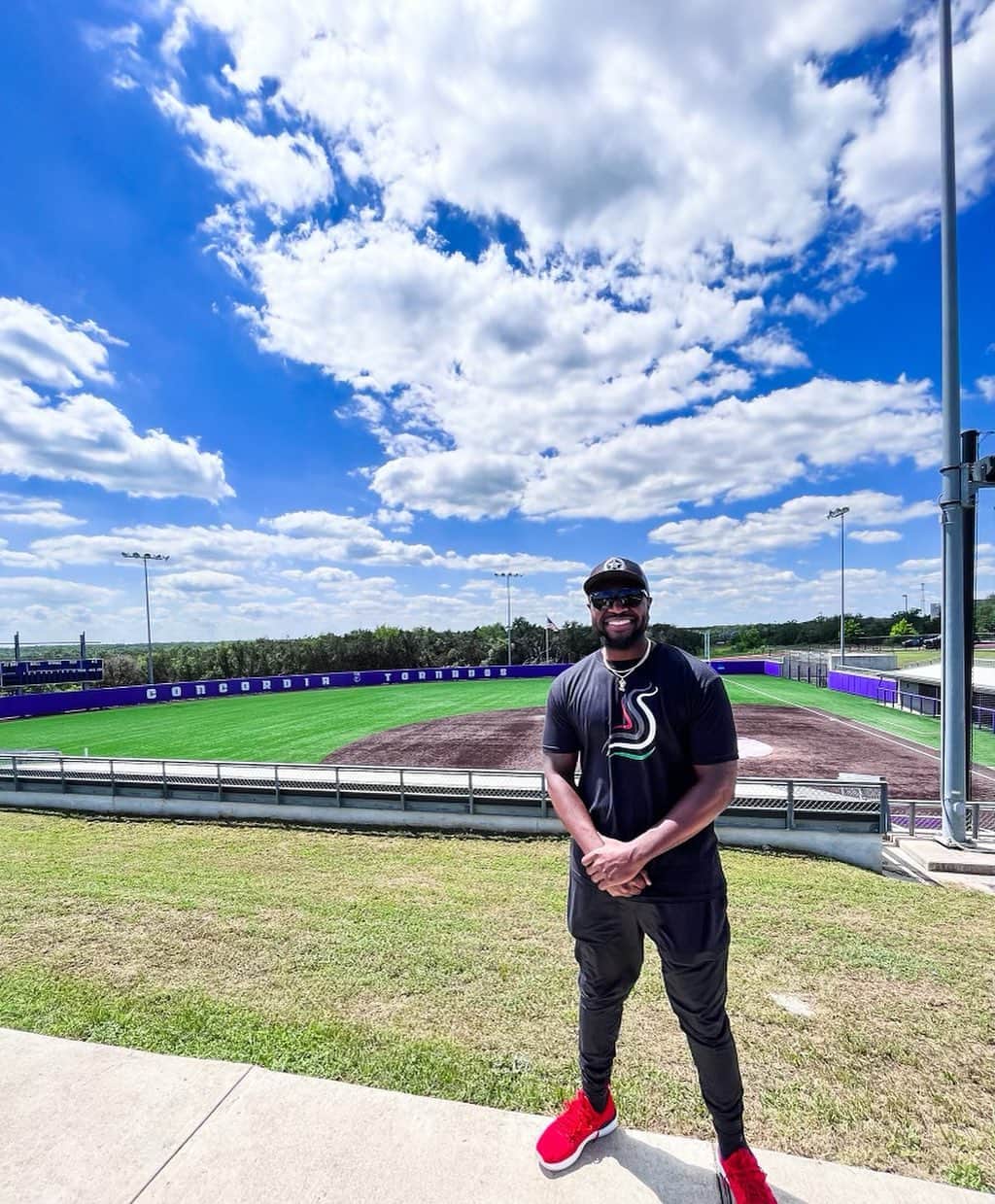 ブランドン・フィリップスのインスタグラム：「Just the beginning of making dreams come true… #WelcomeToDaShow 🥎 #WeWantAllTheSmoke 💨 #TheLifeOfEmil ~b£p👑」