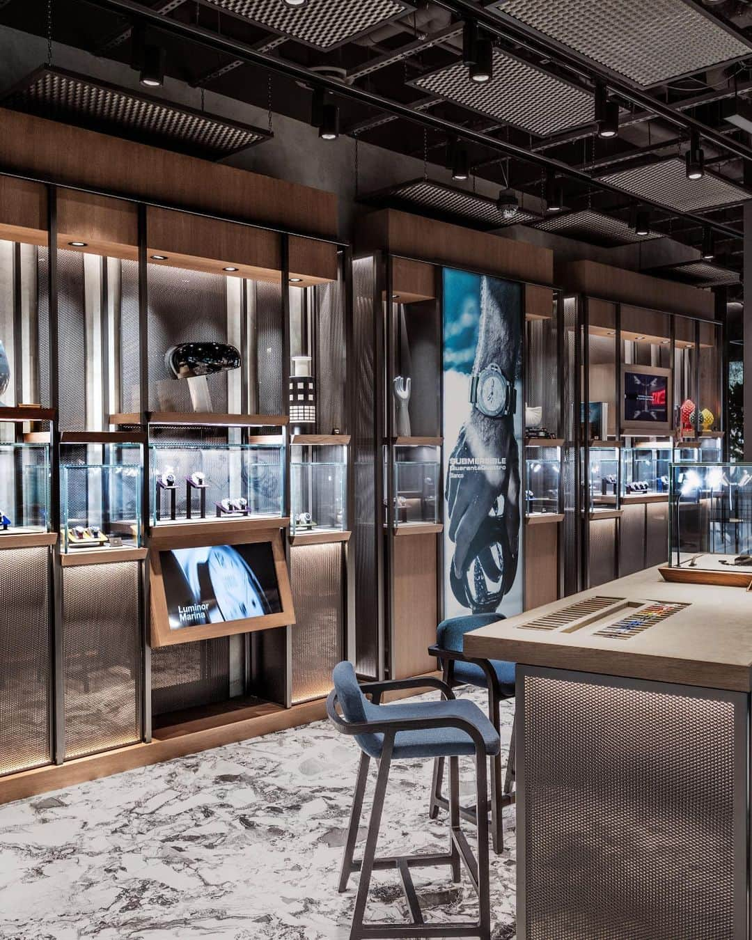 オフィチーネ パネライさんのインスタグラム写真 - (オフィチーネ パネライInstagram)「Thrilled to announce the opening of a new boutique in Washington D.C., at Tysons Galleria.  Setting a new standard in design and functionality, the boutique spans over 400 square feet and unveils a new design concept that takes inspiration from industrial architecture and the sea world.  Join us at 1702M Galleria at Tysons II McLean, VA 22102 or contact us at (+1) 703-343-7056 to book an appointment.  #Panerai #PaneraiBoutiques #Washington」5月31日 1時45分 - panerai