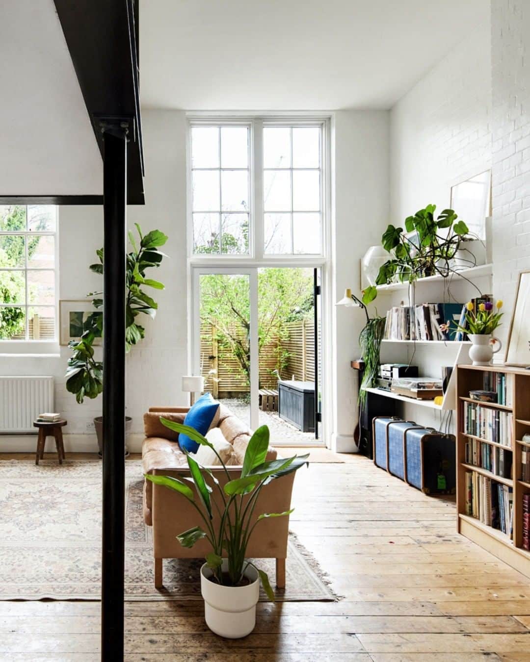 The Modern Houseさんのインスタグラム写真 - (The Modern HouseInstagram)「#forsale Top of the Class: a two-bedroom home within a former school in Peckham, south-east London, with double-height ceilings and soaring sash windows.  Head to the link our bio to view the full listing.  Asylum Road, London SE15.」5月30日 16時45分 - themodernhouse