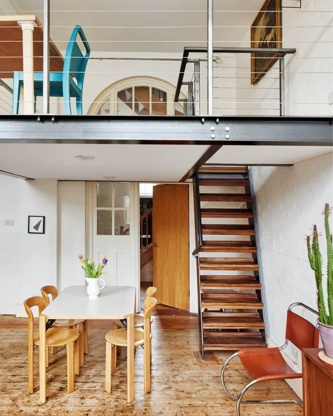 The Modern Houseさんのインスタグラム写真 - (The Modern HouseInstagram)「#forsale Top of the Class: a two-bedroom home within a former school in Peckham, south-east London, with double-height ceilings and soaring sash windows.  Head to the link our bio to view the full listing.  Asylum Road, London SE15.」5月30日 16時45分 - themodernhouse