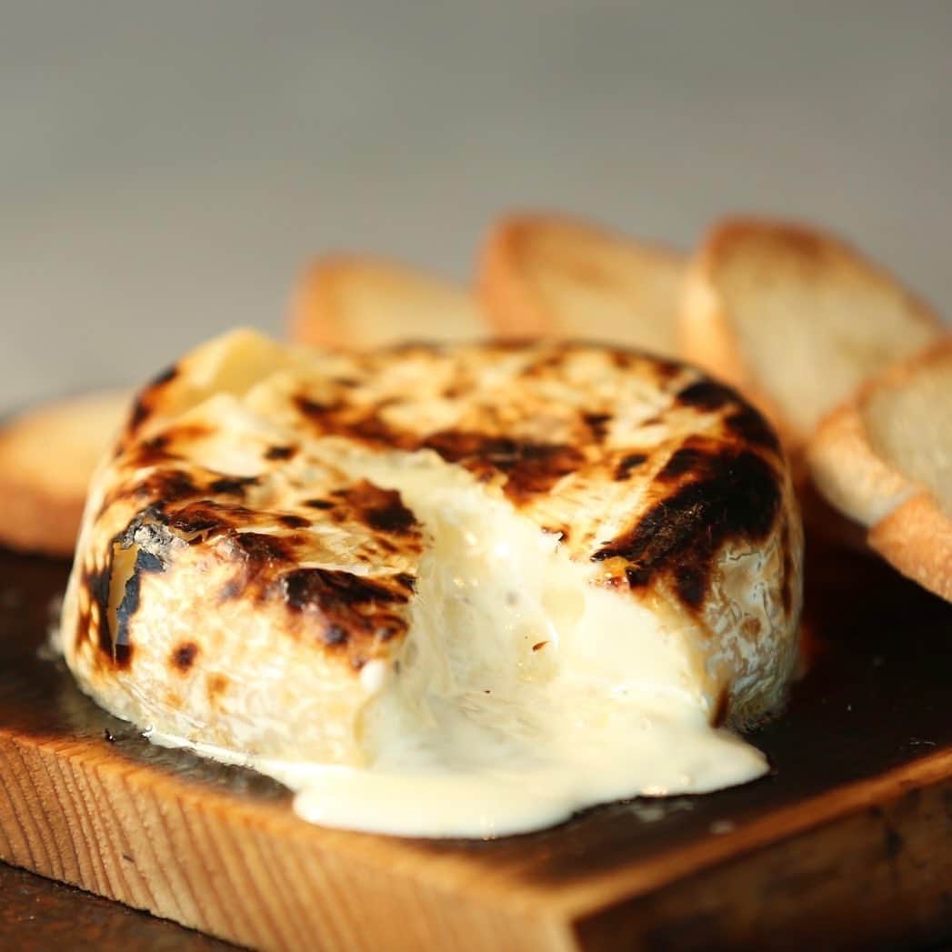 800DEGREES JAPANさんのインスタグラム写真 - (800DEGREES JAPANInstagram)「* 800°DEGREES ARTISAN PIZZERIA  "Kaoru"Camembert Cheese baked with wood  with baguette or pizza ears.  Click link to see full menu!  #800degreesjapan」5月30日 16時48分 - 800degrees_japan