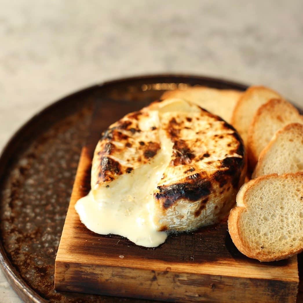 800DEGREES JAPANのインスタグラム：「* 800°DEGREES ARTISAN PIZZERIA  "Kaoru"Camembert Cheese baked with wood  with baguette or pizza ears.  Click link to see full menu!  #800degreesjapan」