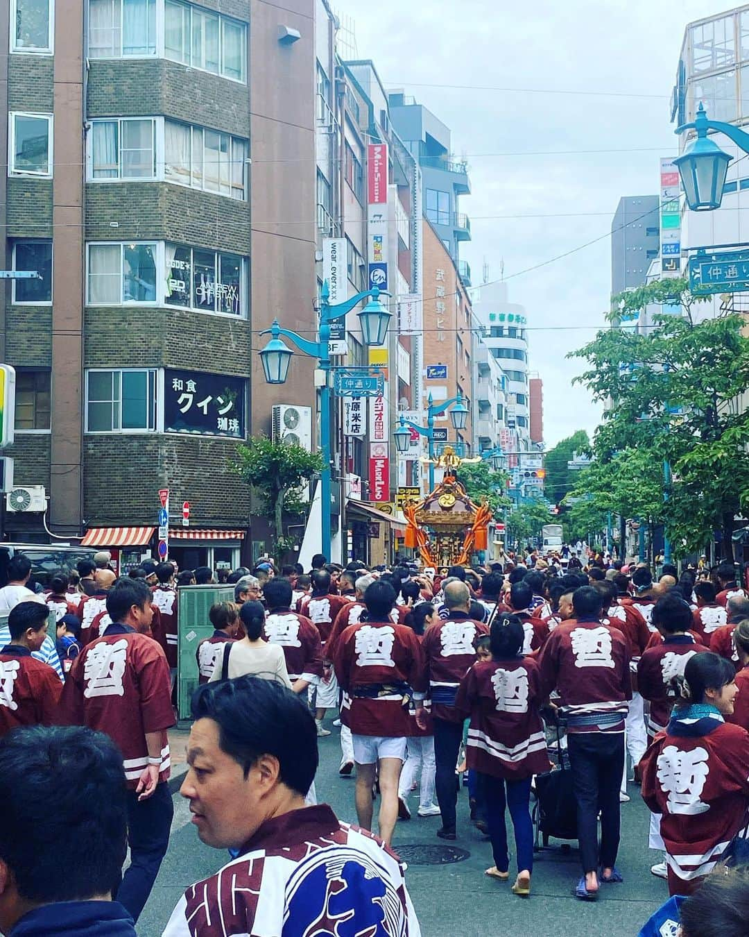 日出郎さんのインスタグラム写真 - (日出郎Instagram)「この前の日曜日、新宿2丁目の町内会のお神輿が出てるるるるる!!! 夜の街のイメージが強いけど親子三代で住んでる人達がいっぱいいるのよー!!  私もこの街に住んでる住人として御神楽見物ピーヒャラピーヒャラ♪  そして2丁目にある成覚寺!  江戸時代、内藤新宿という宿場町だった2丁目周辺には、飯盛女と呼ばれる色町特有の女郎的な人達もいたそうで、その魂を慰めるお寺だそうです!  昼間じゃないと怖くて入れない雰囲気がありますが、しっかりと新宿2丁目をずーと見守ってきたお寺です  紫陽花が綺麗に咲いてたなぁ  久しぶりに手を合わせてきました!  2丁目も実は長い歴史を感じられる街だなぁーと改めて思いました！  #日出郎 #新宿2丁目 #お祭り #成覚寺」5月30日 16時48分 - hiderou1030