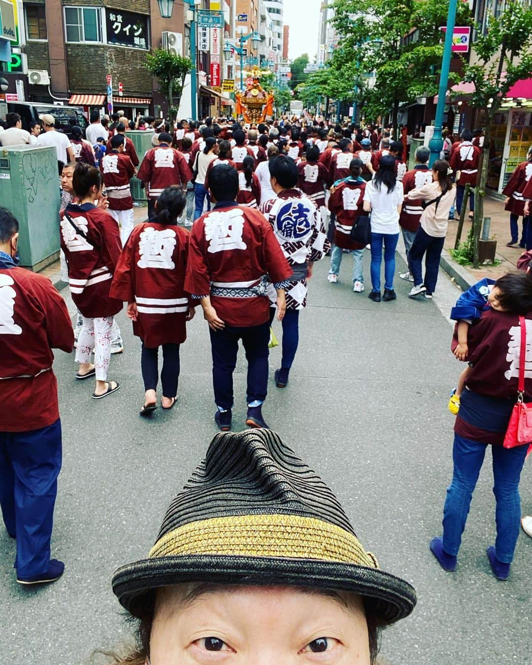 日出郎さんのインスタグラム写真 - (日出郎Instagram)「この前の日曜日、新宿2丁目の町内会のお神輿が出てるるるるる!!! 夜の街のイメージが強いけど親子三代で住んでる人達がいっぱいいるのよー!!  私もこの街に住んでる住人として御神楽見物ピーヒャラピーヒャラ♪  そして2丁目にある成覚寺!  江戸時代、内藤新宿という宿場町だった2丁目周辺には、飯盛女と呼ばれる色町特有の女郎的な人達もいたそうで、その魂を慰めるお寺だそうです!  昼間じゃないと怖くて入れない雰囲気がありますが、しっかりと新宿2丁目をずーと見守ってきたお寺です  紫陽花が綺麗に咲いてたなぁ  久しぶりに手を合わせてきました!  2丁目も実は長い歴史を感じられる街だなぁーと改めて思いました！  #日出郎 #新宿2丁目 #お祭り #成覚寺」5月30日 16時48分 - hiderou1030