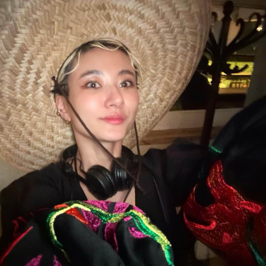 中川友里のインスタグラム：「Buenas tardes ！🪇✨  @swrl.shibuya by @the_sg_club さんで毎月DJさせてもらって光栄の極み✨  今月のイベント、DJ出演も遊びに来てくれたり乾杯してくれた皆さんありがとうございました✨🦋  今回の相方さん🦁素敵なプレイをありがと〜 @sakujay ✨  @the_sg_club さんはなんと期間限定のお店で7月末にはクローズしてしまうの🥹🪇  来月もDJやるのでごはん食べに来てね〜中毒的美味さのシーフード🦑フリットタコス🌮、、白子シーズン迎える前に食べられなくやるのは悔やまれる🥹🫧  新業態楽しみにしておりまする🪿🫧  イベント後のプライベートスナックの様子🦑意外と好評だったので載せておく🦁怒られたら削除🥸  #dj #swrl #shibuya #tokyo #thesgclub」
