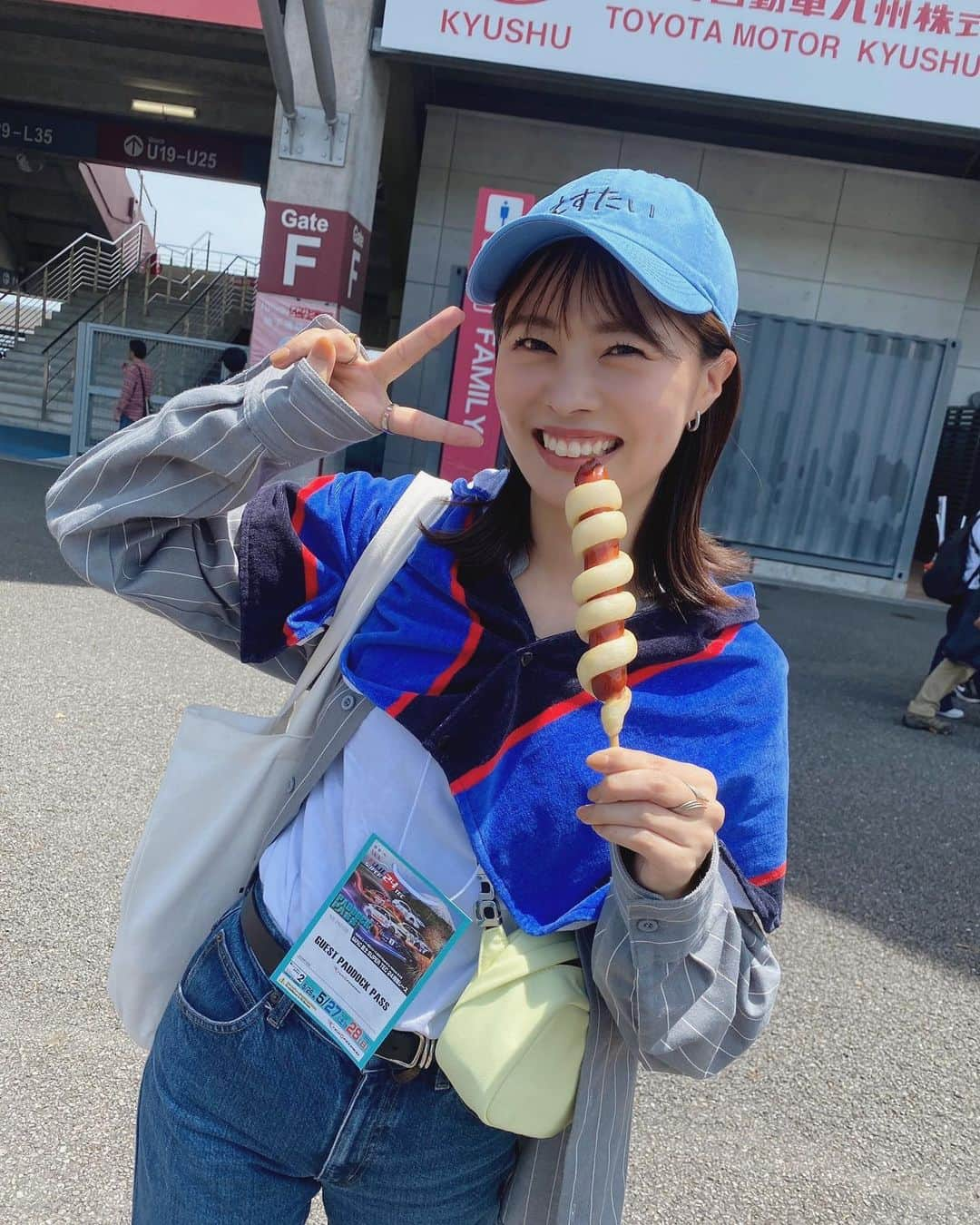 津田知美のインスタグラム：「#FUJI24h . レースはもちろんなんやけど、 プライベートサーキットのお楽しみはグルメ👍  #サーキットグルメ #スパークちゃんとお揃いのえすたいキャップが似合いすぎと事務所の社長に今までで1番褒められた」