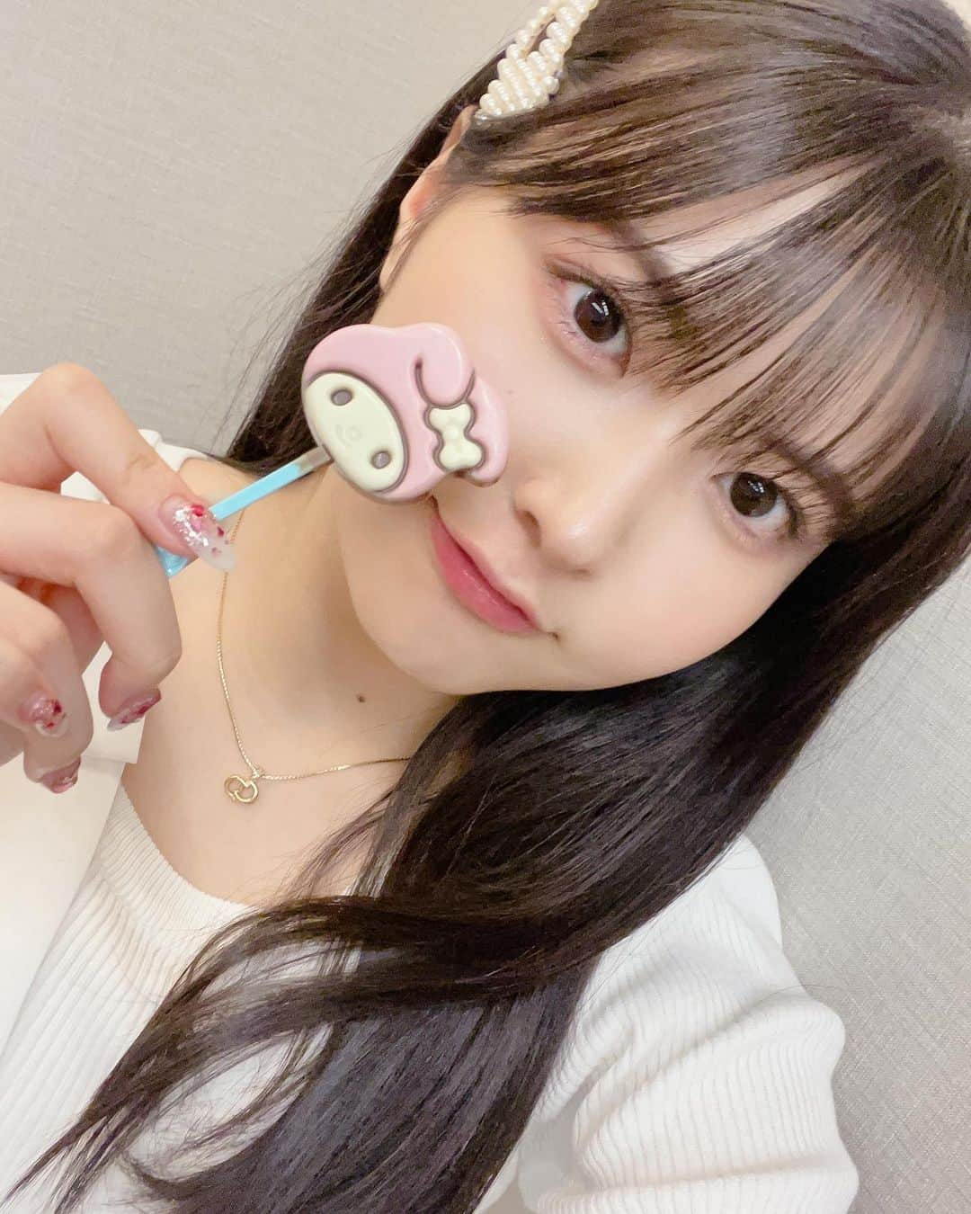 岡村美波のインスタグラム：「♡  マイメロおいしい😋💓  #やっと見つけた #サンリオチョコ  #マイメロディ #マイメロ #チョコ #beyooooonds #雨ノ森川海  #岡村美波 #みいみ」