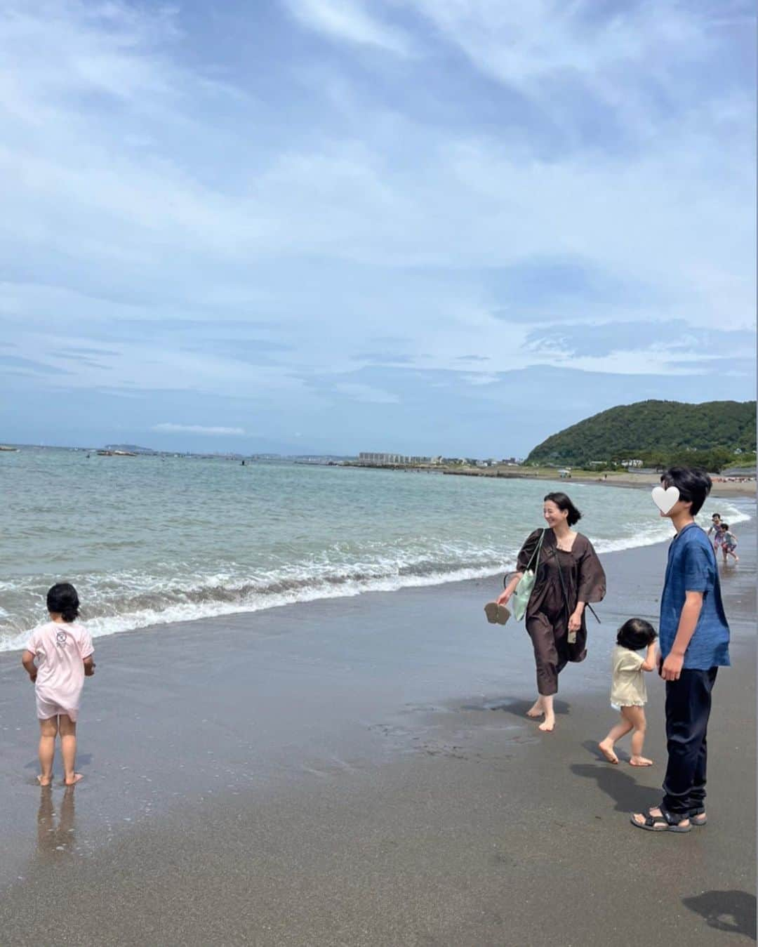 澤田泉美さんのインスタグラム写真 - (澤田泉美Instagram)「次の日の朝、朝食を食べていたら ピーンポーン♪とチャイムが鳴り...宅配便かと思いきや、 近所の友達が遊びにきたw そんなところも、面白すぎて最高〜〜〜🤣💕  朝食が食べ終わると、みんなでベル🔔🐶のお散歩をしに海へ！ 娘達は、終始ウキウキで 長女に関しては力尽きるまで遊んでいた🤣 （帰り道、「もう動けない...」と言っている写真が4枚目😂） 中1男子達が、代わりばんこでおんぶしてくれて 無事に帰宅できたよ🥹❤️本当に感謝😭  最後の方は少しだけ長女も回復して自分の足で歩きはじめた！と思ったら、中1男子達は、自分達がまた代わりばんこでおんぶ🤣🤣🤣....まだまだ可愛かった😂❤️  海からの帰り、恭平さん家にも少し遊びに寄らせてもらい、子ども達はヘビを追いかけ回したり、ターザンロープで遊んだり、ブランコで遊ばせてもらったり本当に楽しい二日間でした🤣  充実しすぎて..... 海育ちの私には歩いて海に行けるのが堪らなすぎた😭😭😭 すでに恋しいのでまた行きます❤️😍（これ言うの二回目w）  ひろこさん、本当に本当にありがとうー！ これからも、宜しくお願いします❤️  #葉山#2日目 #海#最高」5月30日 16時55分 - izumi.sawada