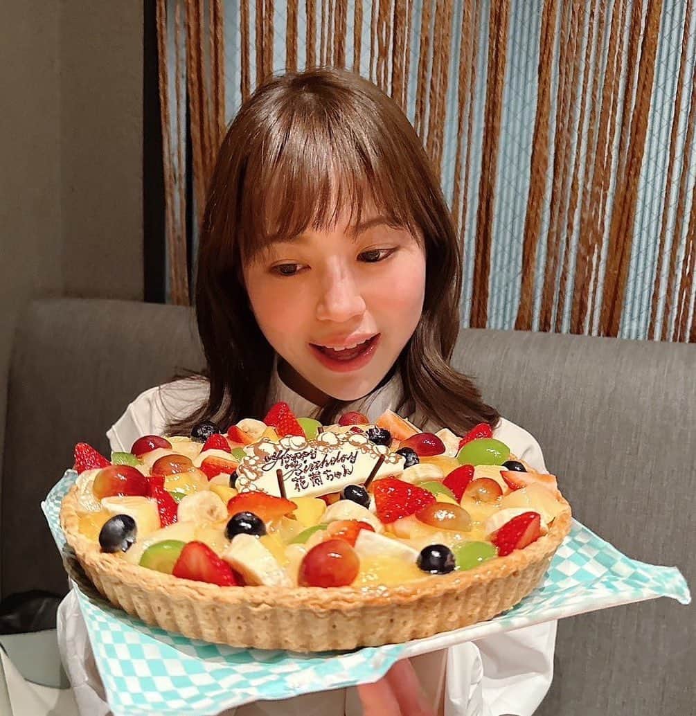 天宮花南のインスタグラム：「先日SODの方々からお誕生日のお祝いをしていただきました😭💗💗 嬉しすぎる！！！！ デビューから今までずっと作品、YouTubeなど良いものを一緒に作り上げていく中でたくさんの方々に協力してもらって支えて頂いてます 本当感謝しきれないほど感謝しております。  みなさんの気持ちに応えれるように これからも頑張っていきたい天宮です まだまだ未熟ものですがこれからもよろしくお願いします。 みなさんからのプレゼントは猫の自動トイレでした🚽🐈‍⬛ 流石すぎてテンション上がっております  なので！！頑張ってくださってるみんなのためにもYouTube、SNSのフォロワーさん もうちょっと伸ばしたいという思いが本音www 長く天宮花南として生きていくためにも 拡散もみなさんにお手伝いしていただきたい！ それに応えれるように私も頑張る！！！」