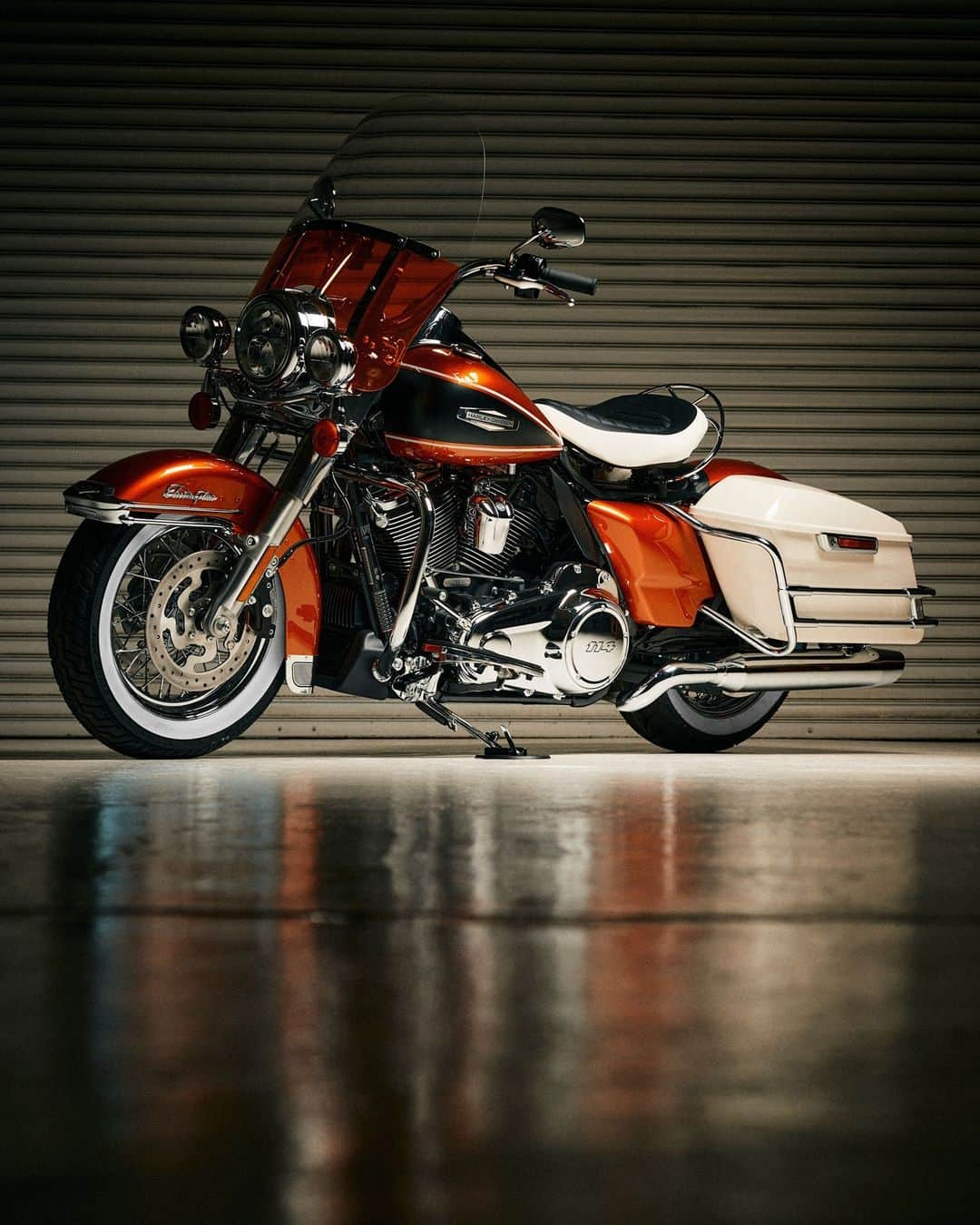 Harley-Davidson Japanさんのインスタグラム写真 - (Harley-Davidson JapanInstagram)「【エレクトラグライド ハイウェイキング】 ハーレーのクラシックなデザインテーマを再考し、モーターサイクルスタイリングの未来を探求する限定生産のプレミアム復刻シリーズ "アイコンコレクション“  1968年「FLHエレクトラグライド」を、モダンなモーターサイクルにアップデート。ハードシェルサドルバッグはバーチホワイトで仕上げられ、燃料タンクのブラックデニムパネルには、アクセントストライプが施されています。タンクバッジは当時のモデルを再現したかのような造りでコンソールインサートには、『Icons Motorcycle Collection』のグラフィックとシリアルバッジがレーザーエッチングされています  https://www.h-d.com/highwayking   #ハーレーダビッドソン #HarleyDavidson #UnitedWeRide #IconsCollection #HighwayKing #ハイウェイキング」5月30日 17時00分 - harleydavidsonjapan