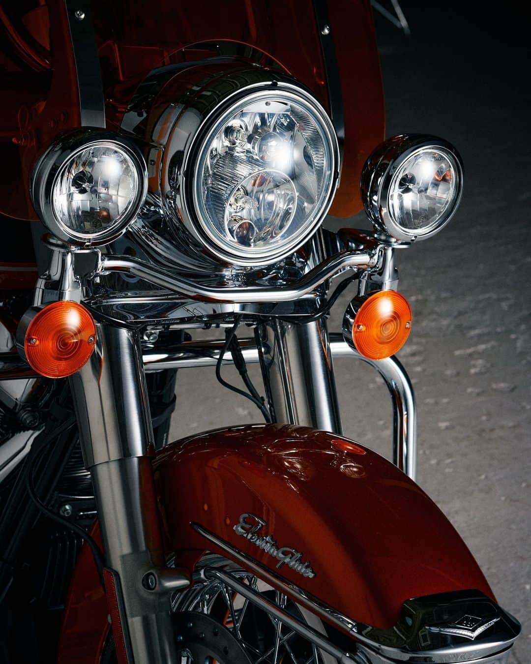 Harley-Davidson Japanさんのインスタグラム写真 - (Harley-Davidson JapanInstagram)「【エレクトラグライド ハイウェイキング】 ハーレーのクラシックなデザインテーマを再考し、モーターサイクルスタイリングの未来を探求する限定生産のプレミアム復刻シリーズ "アイコンコレクション“  1968年「FLHエレクトラグライド」を、モダンなモーターサイクルにアップデート。ハードシェルサドルバッグはバーチホワイトで仕上げられ、燃料タンクのブラックデニムパネルには、アクセントストライプが施されています。タンクバッジは当時のモデルを再現したかのような造りでコンソールインサートには、『Icons Motorcycle Collection』のグラフィックとシリアルバッジがレーザーエッチングされています  https://www.h-d.com/highwayking   #ハーレーダビッドソン #HarleyDavidson #UnitedWeRide #IconsCollection #HighwayKing #ハイウェイキング」5月30日 17時00分 - harleydavidsonjapan