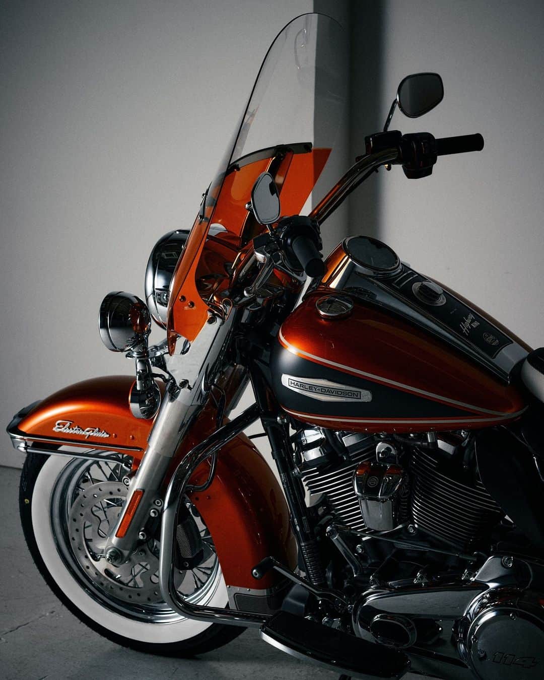 Harley-Davidson Japanさんのインスタグラム写真 - (Harley-Davidson JapanInstagram)「【エレクトラグライド ハイウェイキング】 ハーレーのクラシックなデザインテーマを再考し、モーターサイクルスタイリングの未来を探求する限定生産のプレミアム復刻シリーズ "アイコンコレクション“  1968年「FLHエレクトラグライド」を、モダンなモーターサイクルにアップデート。ハードシェルサドルバッグはバーチホワイトで仕上げられ、燃料タンクのブラックデニムパネルには、アクセントストライプが施されています。タンクバッジは当時のモデルを再現したかのような造りでコンソールインサートには、『Icons Motorcycle Collection』のグラフィックとシリアルバッジがレーザーエッチングされています  https://www.h-d.com/highwayking   #ハーレーダビッドソン #HarleyDavidson #UnitedWeRide #IconsCollection #HighwayKing #ハイウェイキング」5月30日 17時00分 - harleydavidsonjapan