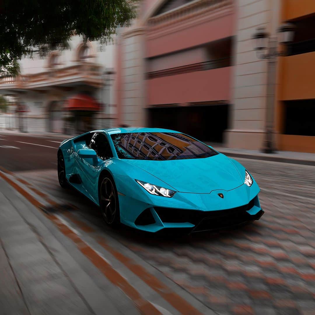 ランボルギーニのインスタグラム：「Curves that hypnotize. An unmistakable V10 engine sound. Huracán EVO knows what effect it has.  Captured by @zeyadabdellatif   #Lamborghini #HuracanEVO #EveryDayAmplified __ Huracán Evo: fuel consumption combined 13.7 l/100km; CO2-emissions combined 332 g/km (WLTP EU27)」