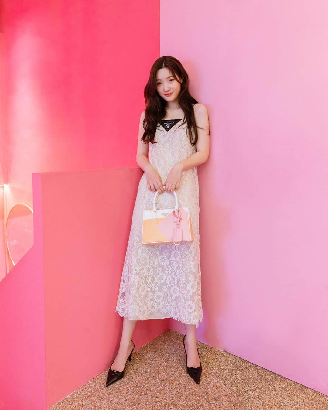 のインスタグラム：「@prada 💗💝  Our love is Maze Yellow and Petal Pink. Find the color of your love with the new #PradaGalleria   #PradaGalleria #ad」