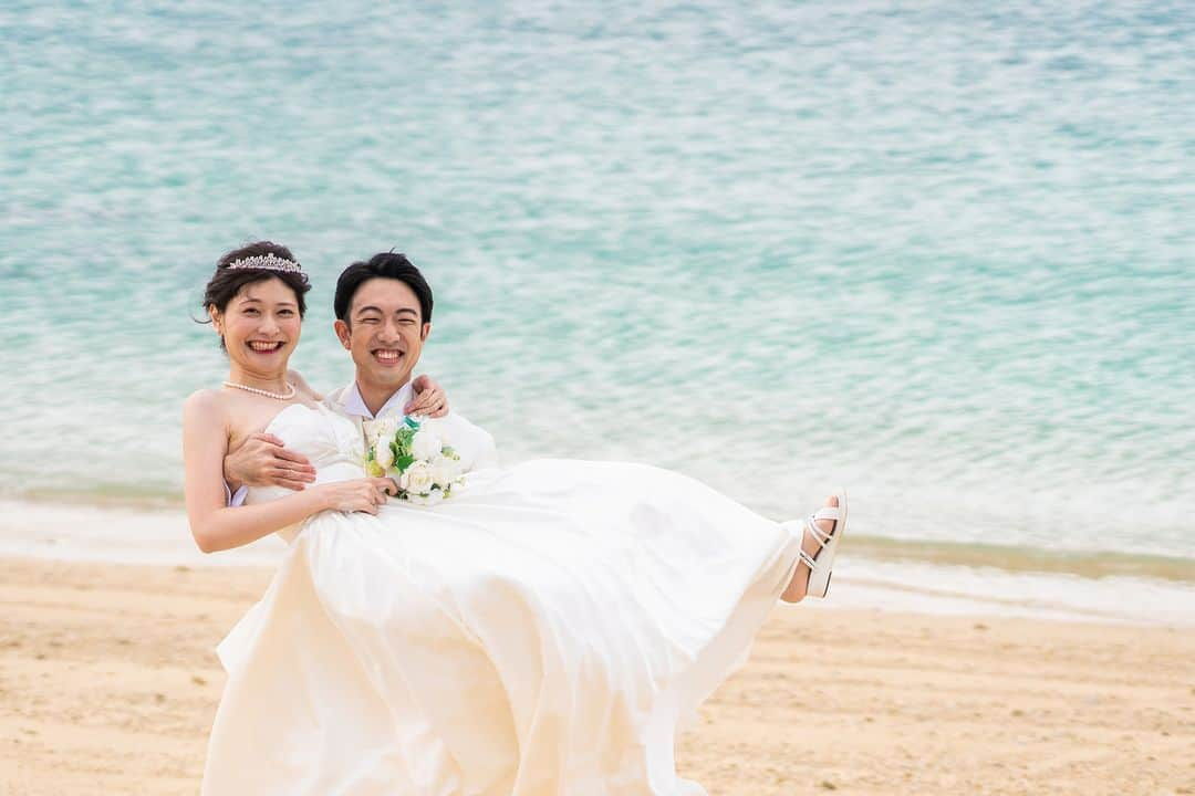 【公式】小さな結婚式さんのインスタグラム写真 - (【公式】小さな結婚式Instagram)「. @petit.wedding をフォローしてね♩ #小さな結婚式 をつけてのお写真投稿も大歓迎です♡ こちらの公式IGでリグラムさせていただきます＊ . 開放感溢れる沖縄の海を背景に ご家族の愛感じる一枚を思い出に残して！  お姫様抱っこや後ろからハグなど・・・ 花嫁さまが思わず真似したくなる ロマンティックなフォト構図が満載です◎ . >>#小さな結婚式沖縄店 . ——————— #petitwedding #ラヴィファクトリー #前撮り #結婚式 #プレ花嫁 #卒花 #家族婚 #少人数結婚式 #ウェディング #wedding #bridal #weddingdress #花嫁 #挙式 #結婚式準備 #式場探し #日本中のプレ花嫁さまと繋がりたい #結婚式の思い出に浸る会 #結婚準備 #沖縄花嫁 #ウェディングフォト #花嫁コーディネート #ウエディングアイデア #ハートのある写真 #お洒落花嫁 #写真で残すウェディング #前撮りポーズ #ロケーション前撮り」5月30日 17時05分 - petit.wedding