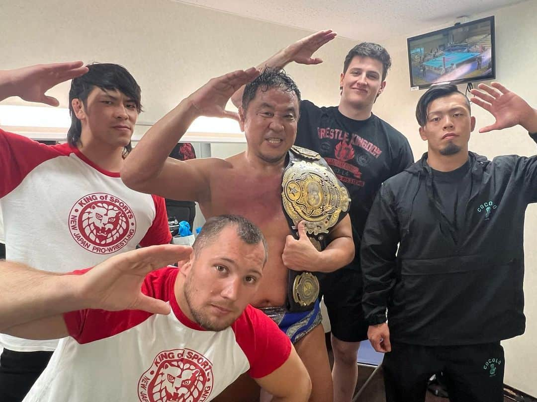 永田裕志のインスタグラム：「昨日は全日本プロレス後楽園大会では三冠ヘビー級二度目の防衛戦でした。  対戦相手のT-Hawk選手と真っ向勝負の末、なんとか勝利することが出来ました。  戦ってくれたT-Hawk選手には心より感謝です。  皆様からの沢山の応援本当にありがとうございました。  うちの若手精鋭陣と控室にて記念撮影‼️  次は #安齋勇馬 選手との防衛戦になるようです。  次に向かって前進あるのみゼァ‼️  #永田裕志  #triplecrown #ajpw #njpw  #藤田晃生  #大岩陵平  #オスカーロイべ  #オレッグボルチン」