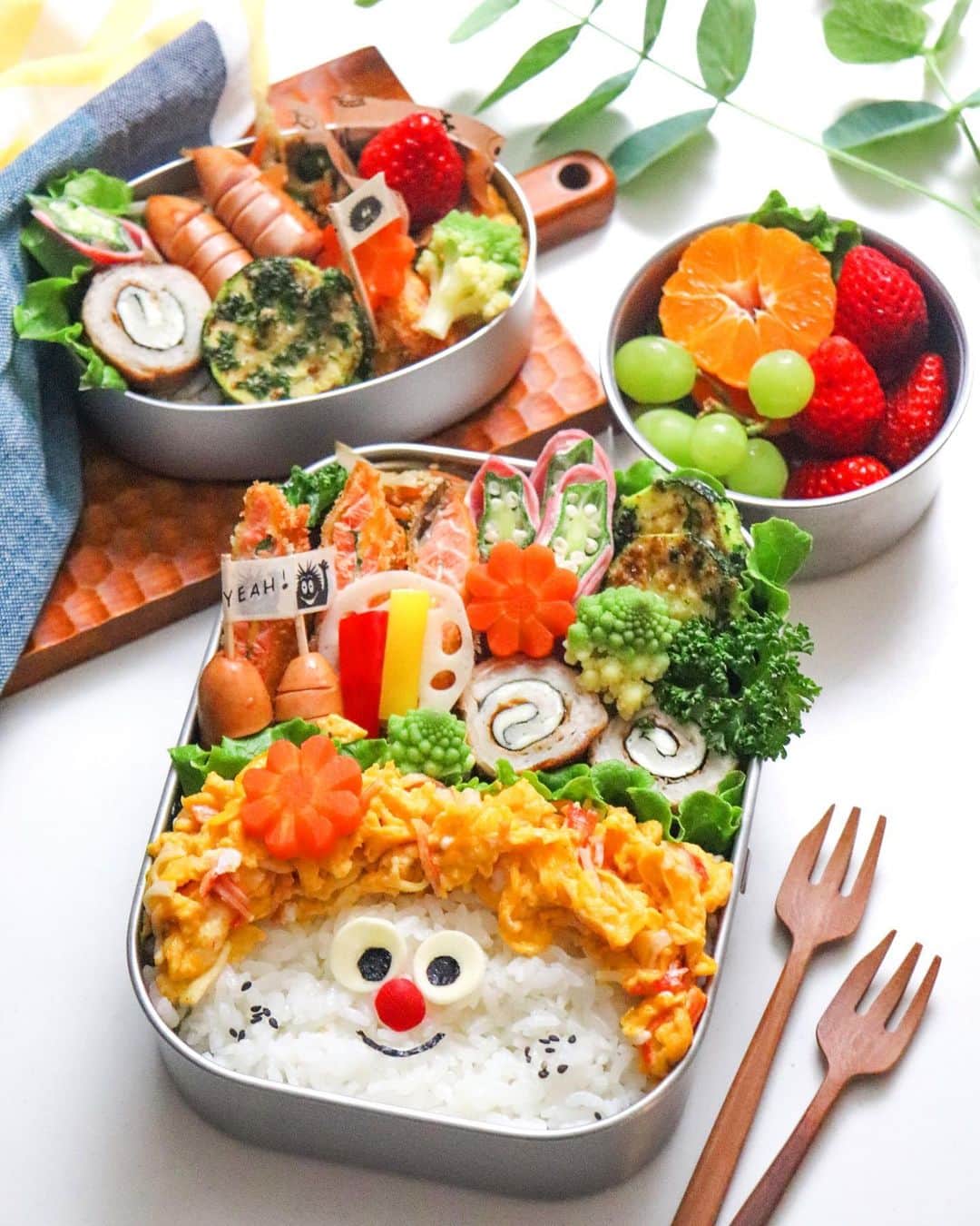 ｒｉｉのインスタグラム：「2023.5.30  先日みやぞんに作ったお弁当 「かおべん」 かに玉ヘアがたまらん🤣 ついデコってしまいますが 最近は全く。 まずちゃんと４時に起きられるか、との勝負です 今朝も寝坊したしね 娘がいるとつい🤭楽しくて夜更かししちゃうのよね  明日は休み！ ゆっくり寝るぞー 今日もお疲れ様でした #顔弁#かおべん#キャラ弁#デコ弁#키즈쿠킹#아이밥상#캐릭터도시락#푸드스타그램#먹스타그램#Repasenfant#캐릭터푸드#bentokids#お弁当動画#動画レシピ#詰め方動画#タイムラプス料理#タイムラプス弁当#料理動画#rii弁当#かわいいお弁当#嫌がらせ弁当#旦那弁当#おべんとぐらむ#おべんとクラブ🐈‍⬛💓」