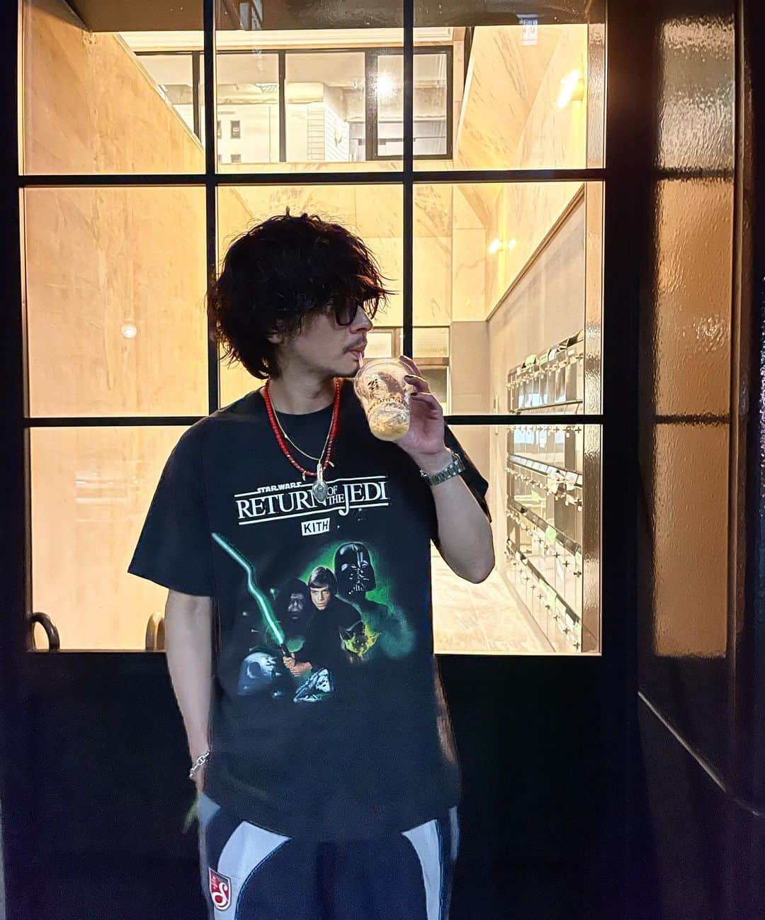 加代憲康のインスタグラム：「@kith のstar wars teeはええ感じ🙌そしてシュプリーム✖️umbroも着やすいです！ ⏰本日21時から6月2回目のご予約開放 よろしくお願いします🙌 昨日は福井県のサロン様でsecret colorセミナーでした！  毎回説明したりレクチャーしてても改めてsecret colorって本当素敵なカラー文化だなぁって感じてます！ secret colorの特徴は、✅頭皮からつけない！✅カラー剤を弱く設定してる！✅独特な艶感と透明感になる！という特徴があるのに、、、誰でもできるようになるサロンワークがアップデートできるカラー文化なんです！  シークレットカラーはもちろんですが、、、 タブーケイメンバーのあきと、なつき、やよ、りょーた、しょーへい、各スタイリストは完璧です！アシスタントのたくや、ゆうきも極めてます！ぜひこの夏はsecret colorで透明感たっぷりのカラーを体感してください🙌」