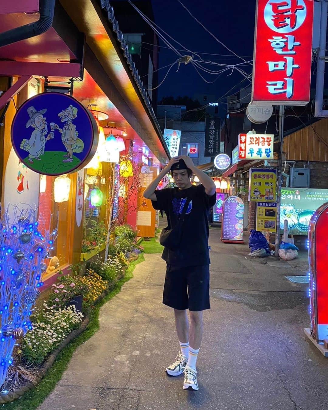 竹下健人さんのインスタグラム写真 - (竹下健人Instagram)「KOREA③  夜も賑やか。 美味しいご飯食べて 行きたかったADERERRORにも。 高すぎて買えなかったけど…  5月も終わりですね。 最高の月になりました。  出会いがあれば 別れもある。  色々ありますな。  それが人生。  #photo #instagood #fyp #ootd #adererror #maisonkitsune  #slick #newbalance #1906r #travel #旅行 #韓国 #KOREA #観光 #ショッピング #東大門 #弘大  #adererror  #役者 #俳優 #竹下健人」5月30日 17時14分 - tkst_knt