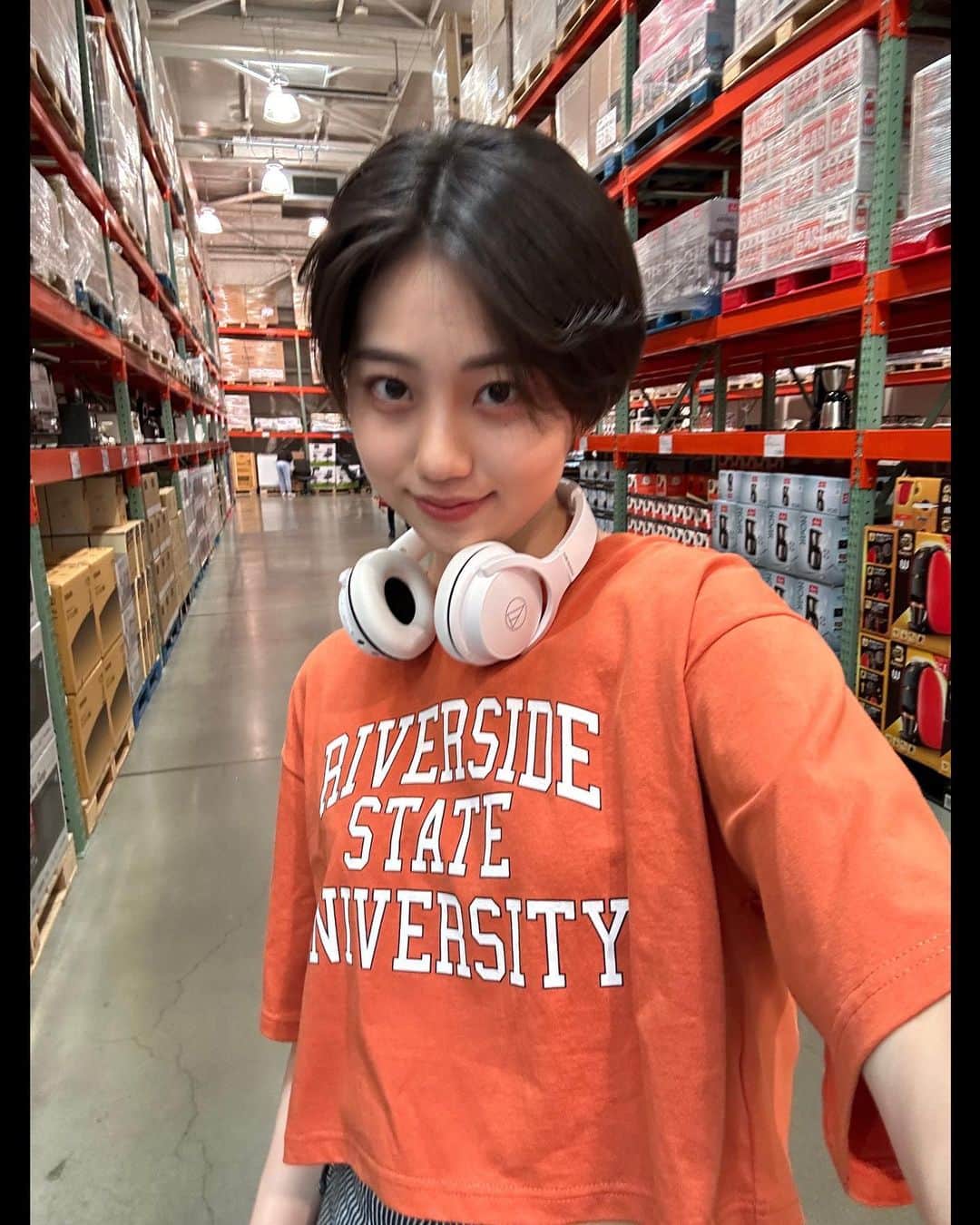 平美乃理さんのインスタグラム写真 - (平美乃理Instagram)「#WEGOTEE 着てお出かけ🛒  ｢WEGO Tシャツキャンペーン2023｣ 平美乃理×ショートTEEはチェックして頂けましたか？😽  撮影で着たショートTEEと違うデザインのものをハイウエストのデニムと合わせて着てみました〜  オレンジかわいい🍊  #WEGO#wegotシャツキャンペーン #wegotee#wego_ootd #pr」5月30日 17時14分 - minori_taira