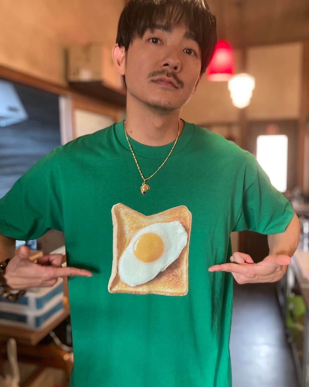 長田成哉のインスタグラム：「第7話 今夜放送です。 フィナーレに向けて加速。  お楽しみに。  #聖夜のTシャツシリーズ #珍しい緑 #エッグ #トースト #eggtoast」