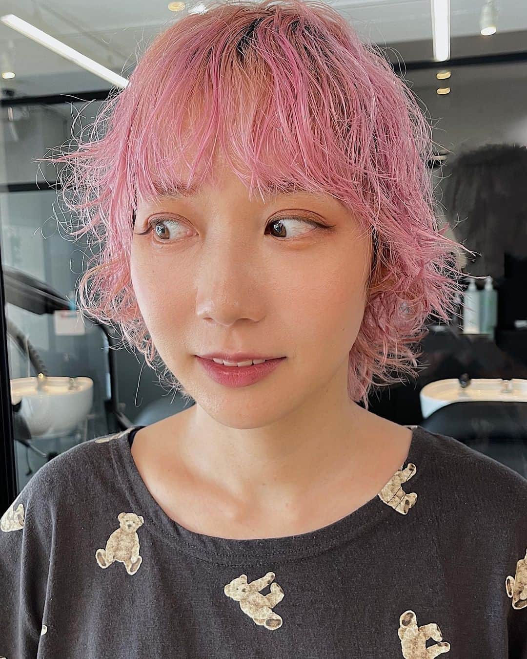 時田健太のインスタグラム：「ショートパーマ  ブリーチ履歴3回のブリーチパーマ  #ブリーチパーマ#ブリーチパーマ原宿 #ハイトーンパーマ#ショートパーマ#ショートヘア #ピンクカラー#ブリーチパーマ表参道 #ショートカット女子 #ショートパーマくせ毛風」